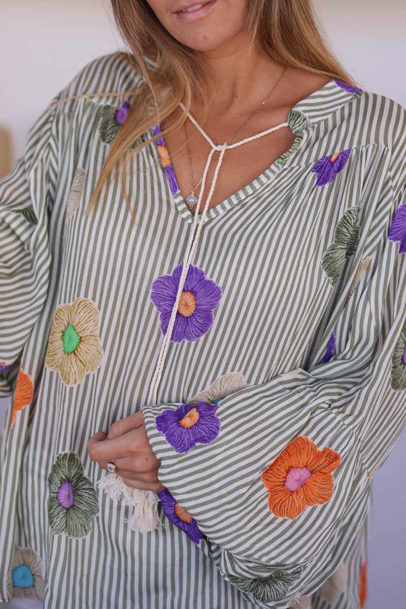 Túnica fluida de rayas caqui y estampado de flores de colores con mangas abullonadas