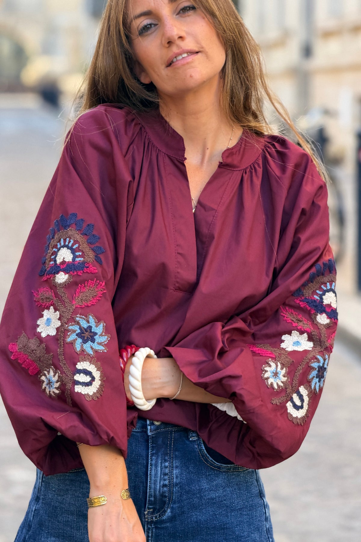 Tunique large aubergine en coton col v broderie fleurs sur les manches ballons