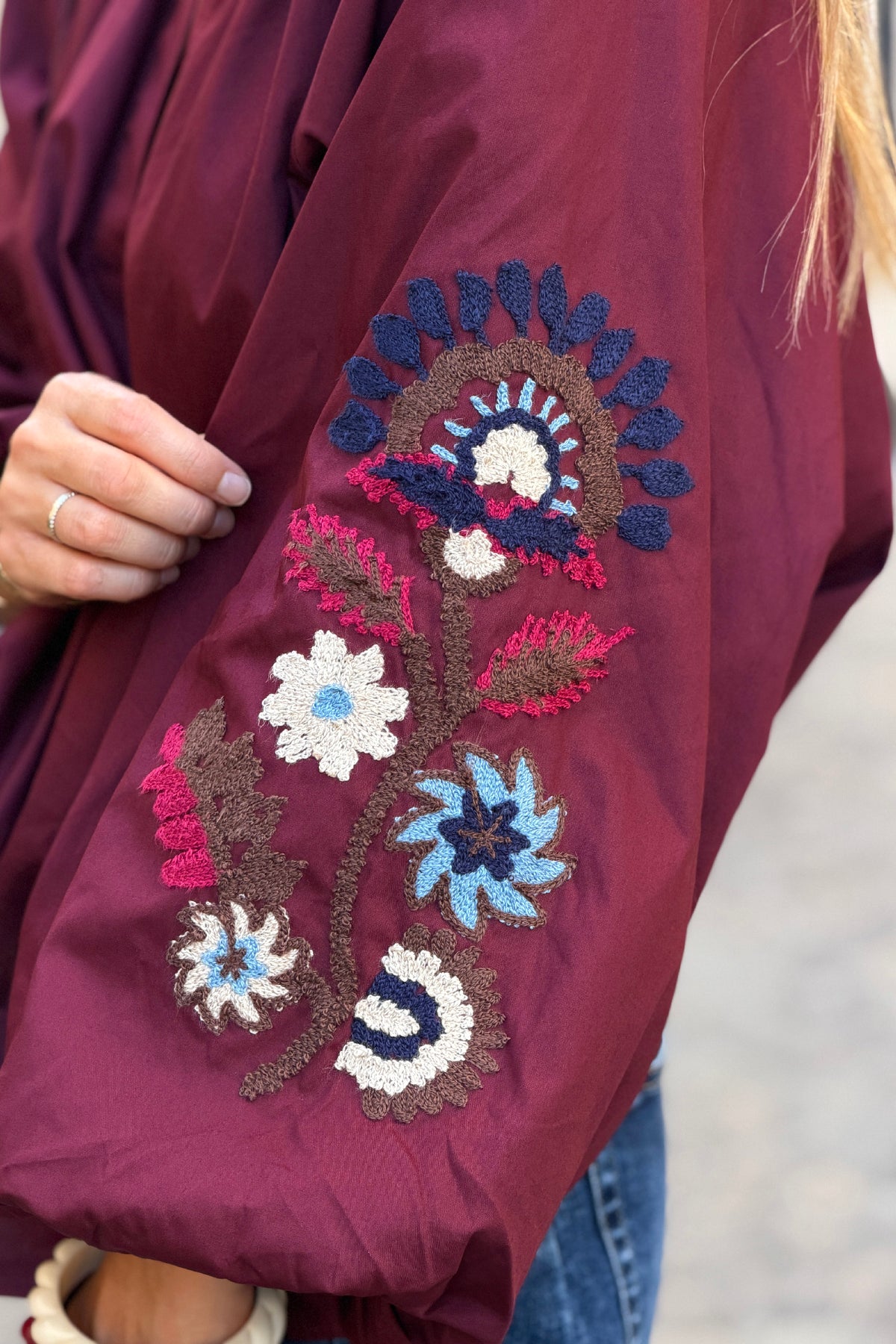 Tunique large aubergine en coton col v broderie fleurs sur les manches ballons