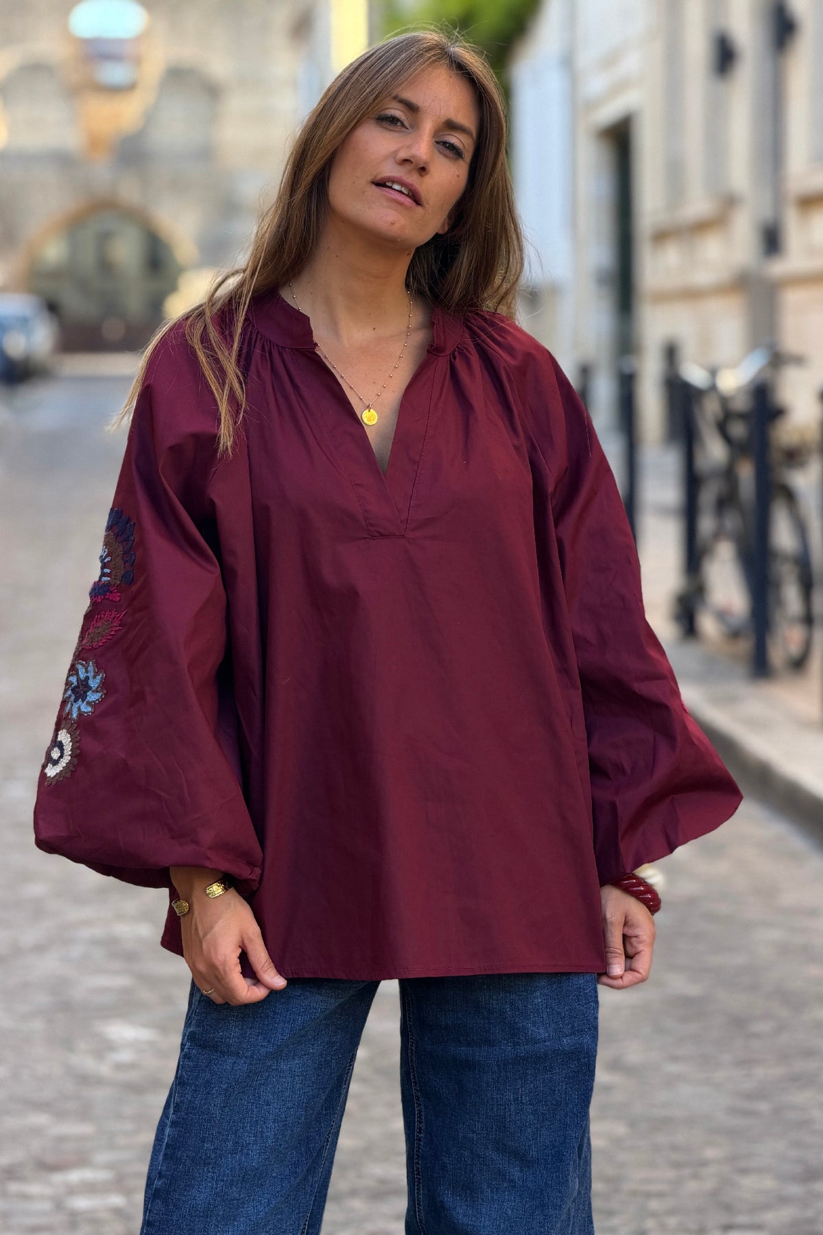 Tunique large aubergine en coton col v broderie fleurs sur les manches ballons
