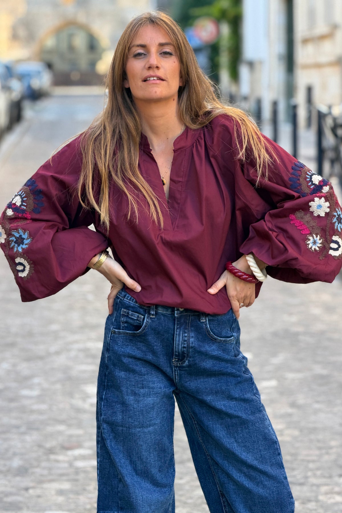 Tunique large aubergine en coton col v broderie fleurs sur les manches ballons