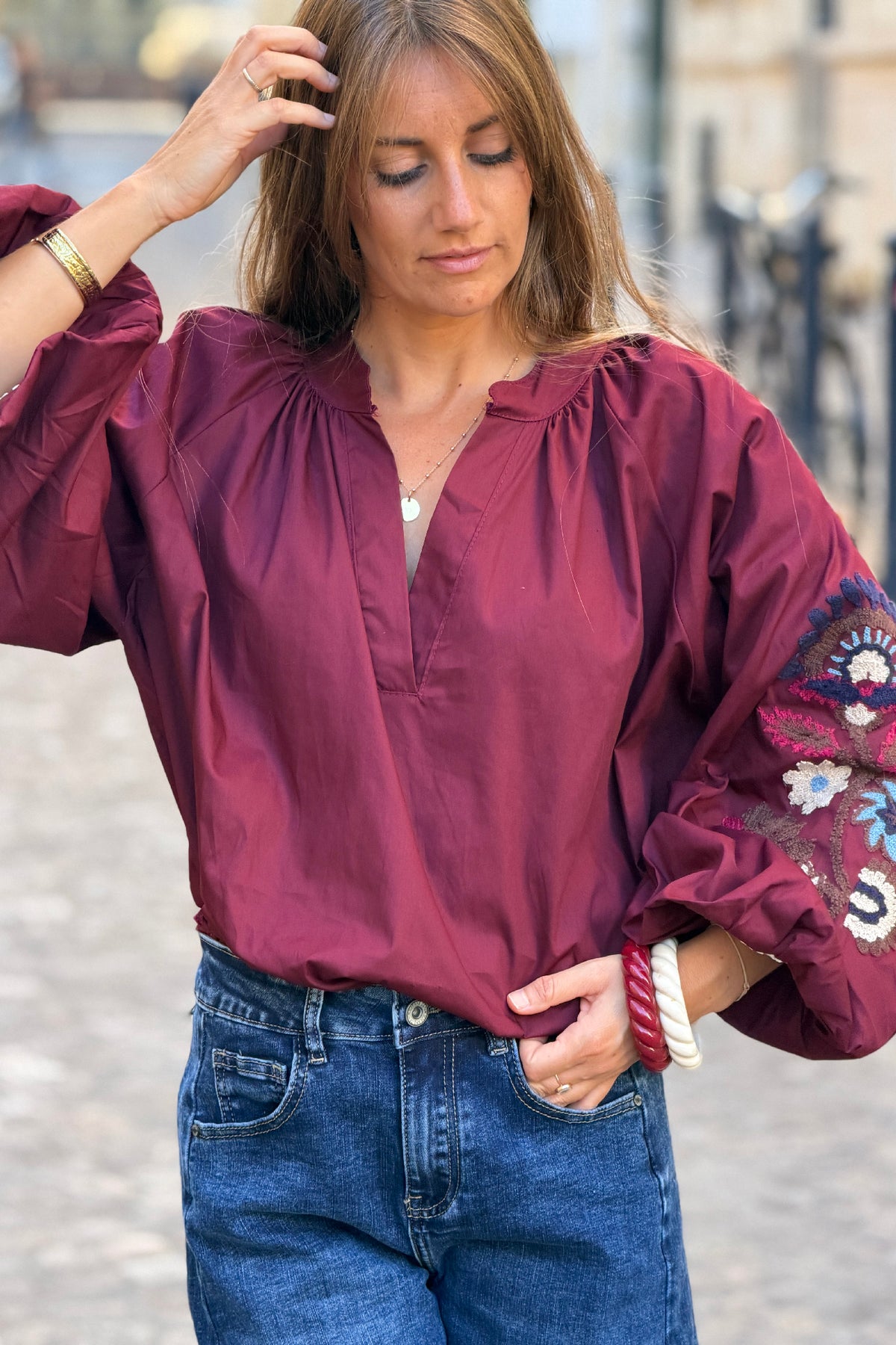 Tunique large aubergine en coton col v broderie fleurs sur les manches ballons