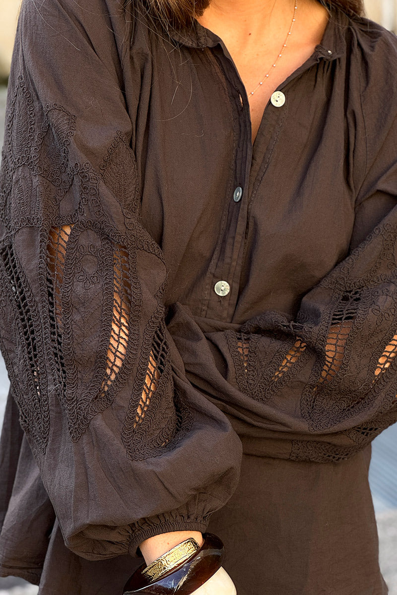 Tunique marron à boutons manches ajourées motifs en crochet