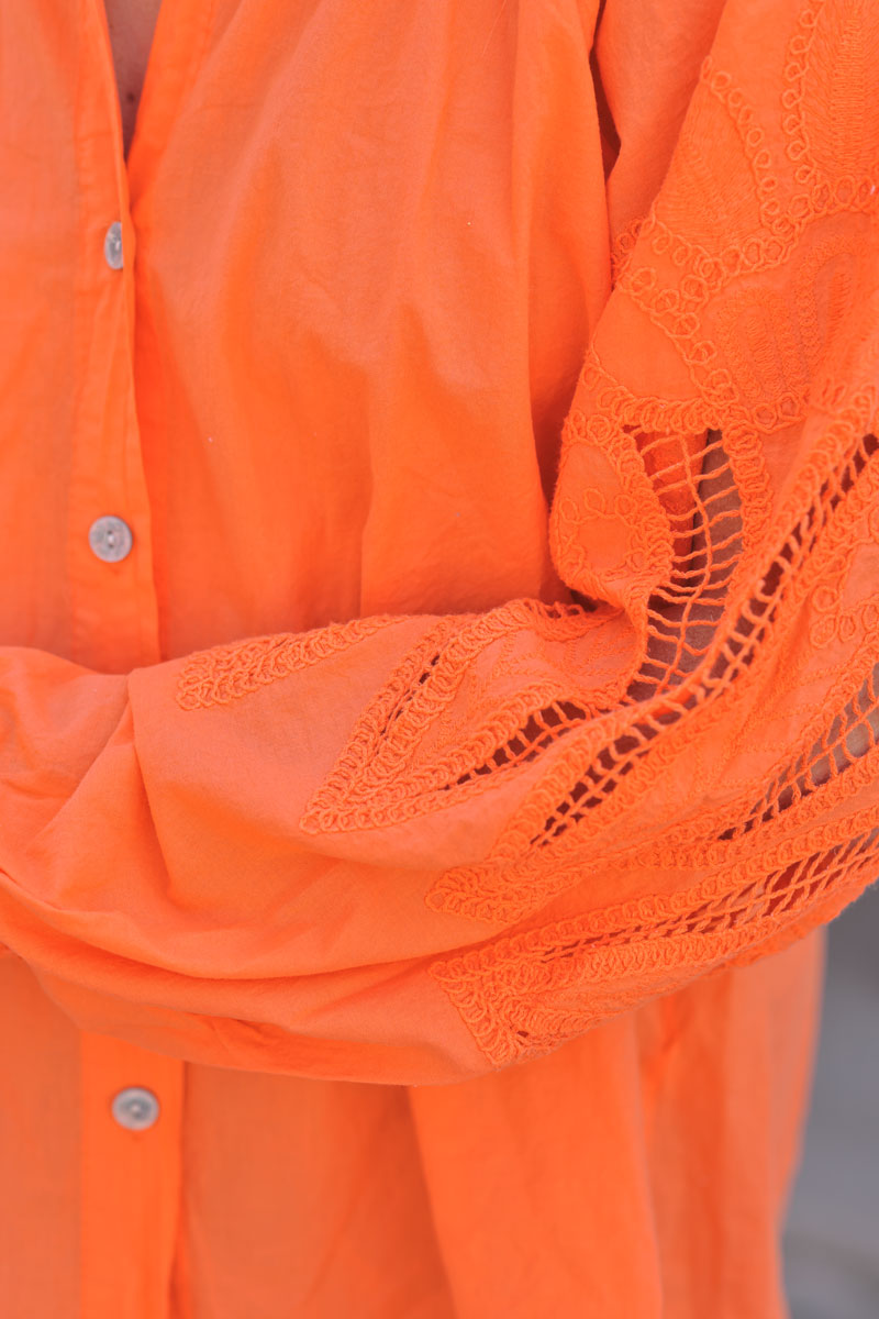 Túnica naranja con mangas caladas y patrones de crochet