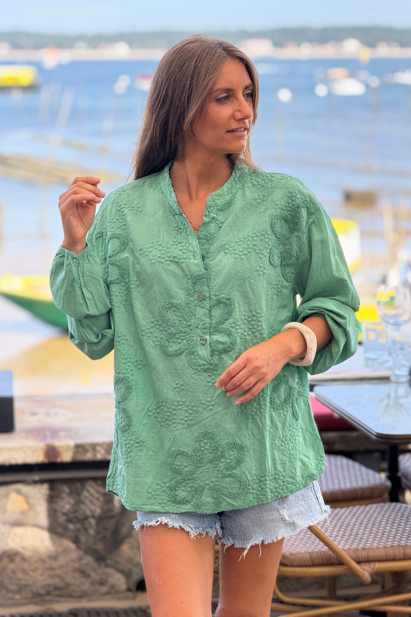 Tunique verte en coton col boutons et broderie fleurs en éponge