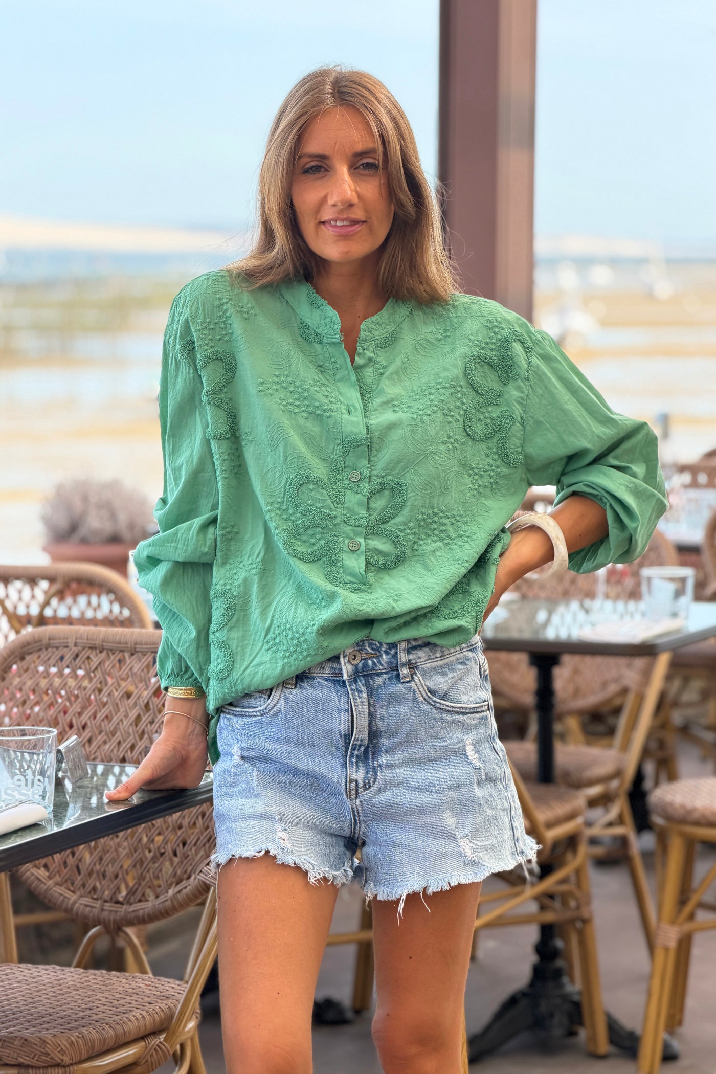Tunique verte en coton col boutons et broderie fleurs en éponge