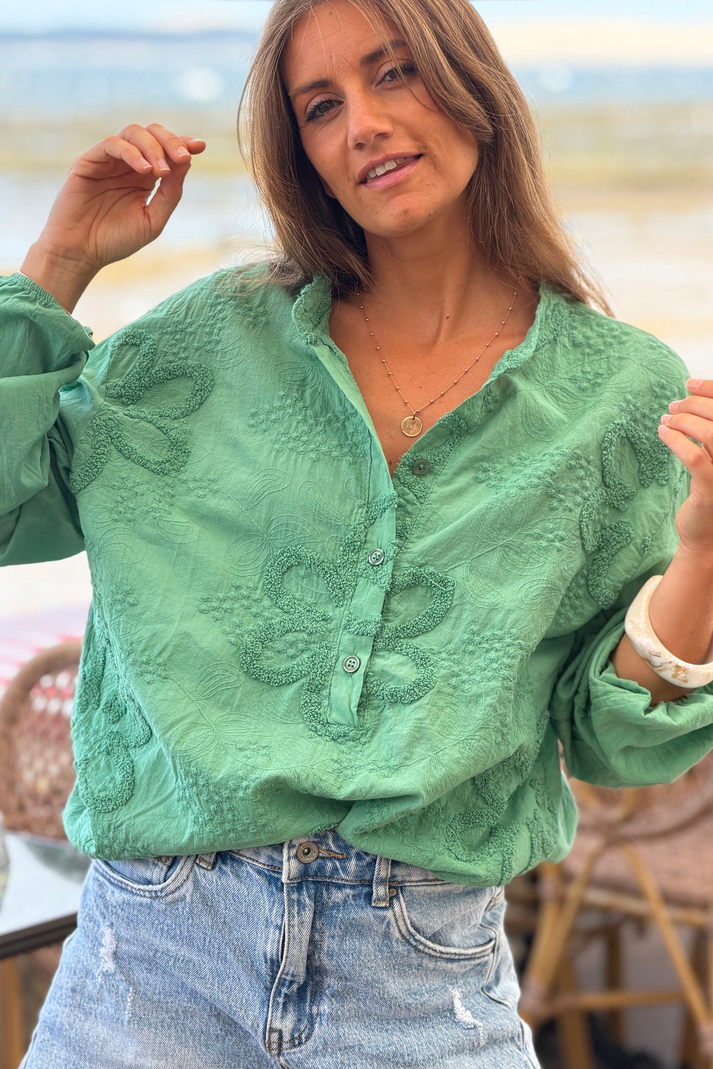Tunique verte en coton col boutons et broderie fleurs en éponge