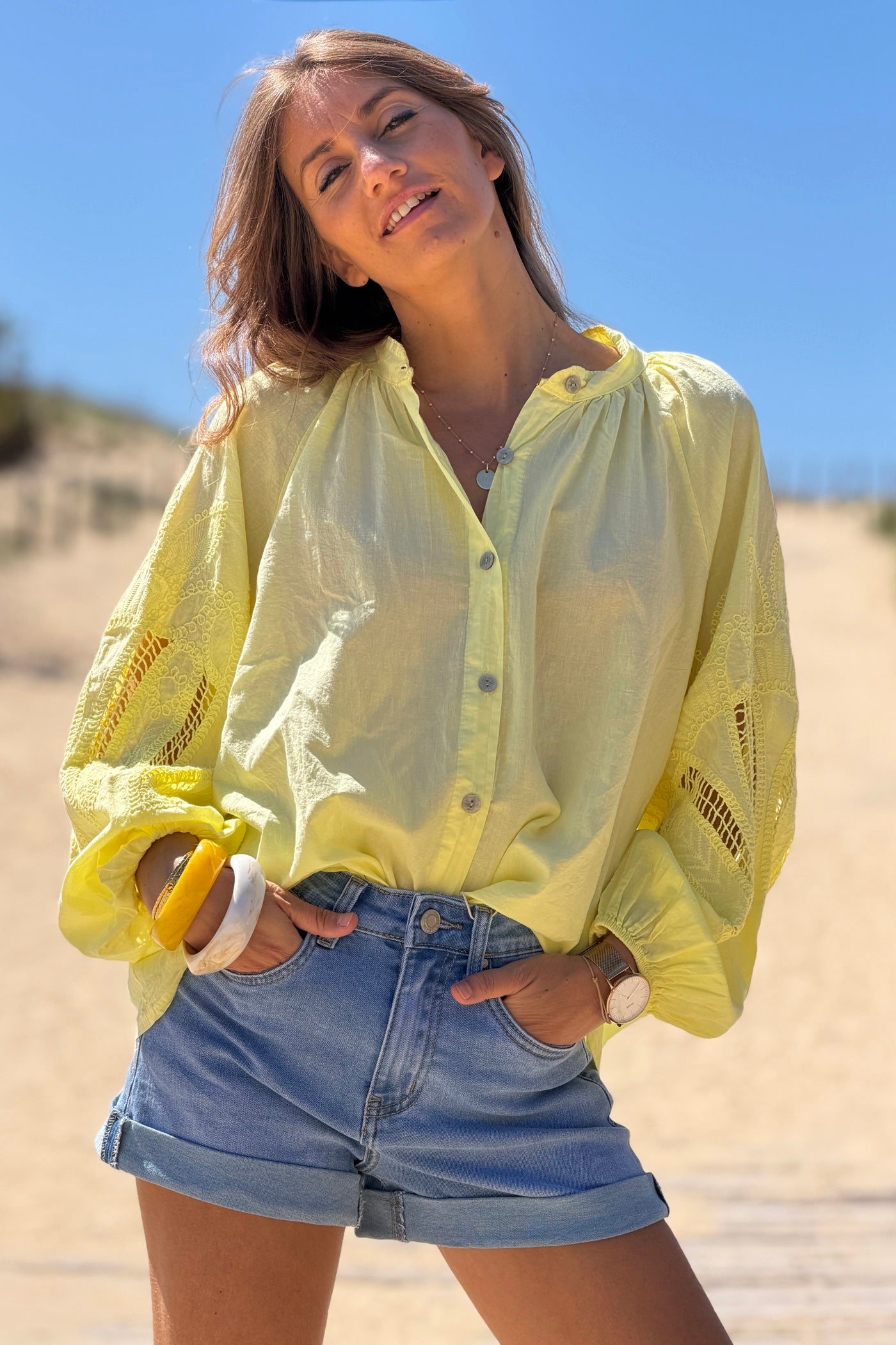 Tunique jaune a boutons manches ajourées motifs en crochet