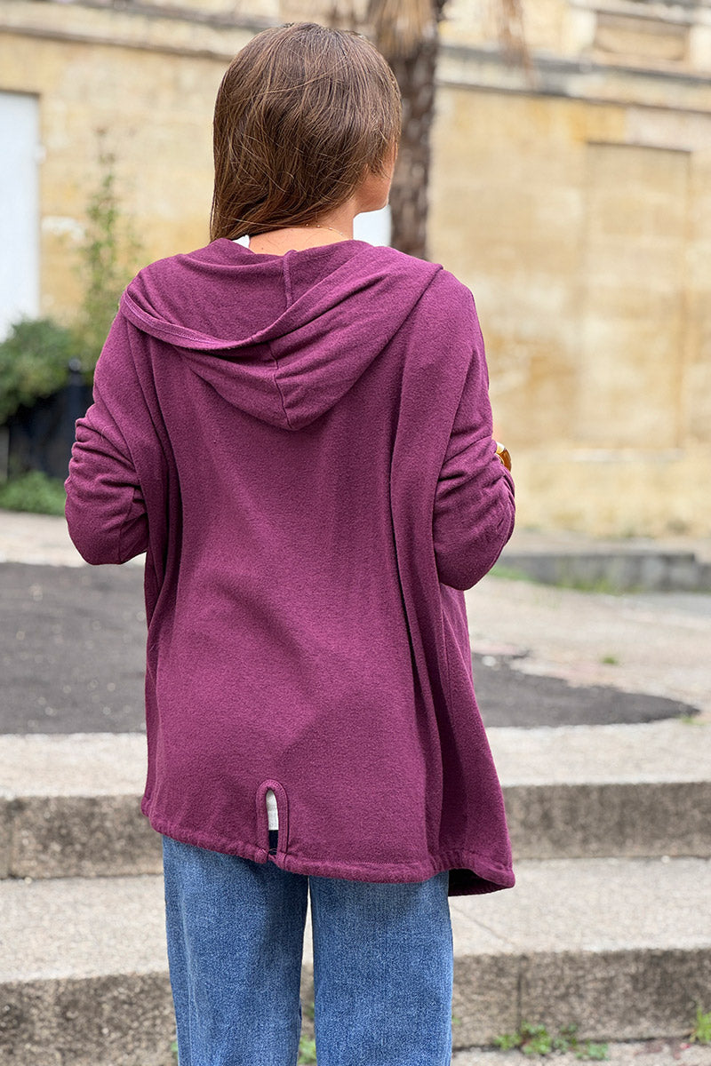 Veste douce aubergine à capuche en jersey détail lien en bas