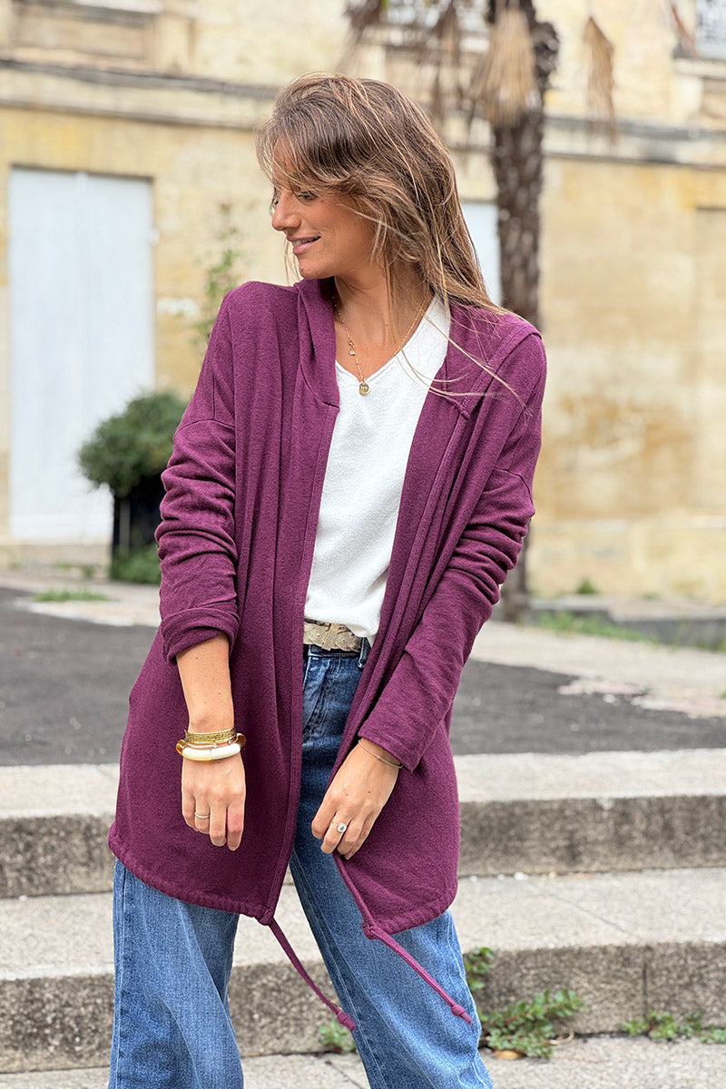 Veste douce aubergine à capuche en jersey détail lien en bas