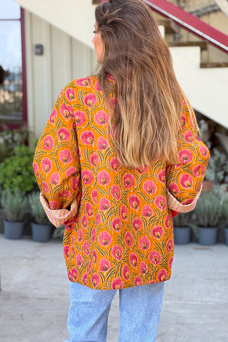 Chaqueta acolchada de gasa de algodón color óxido con estampado de amapolas pintadas