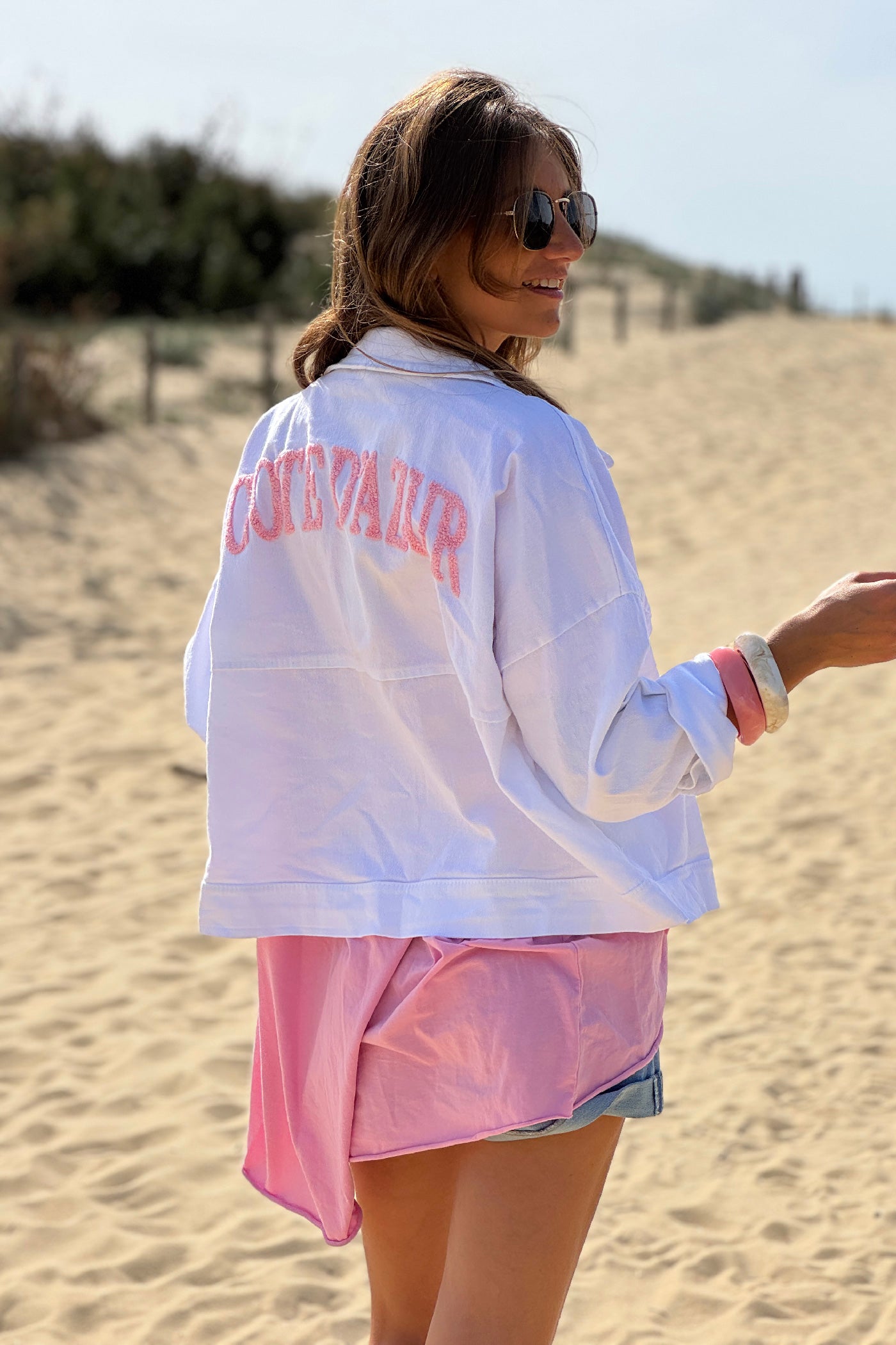 Veste en jean blanc broderie Côte d'Azur rose au dos