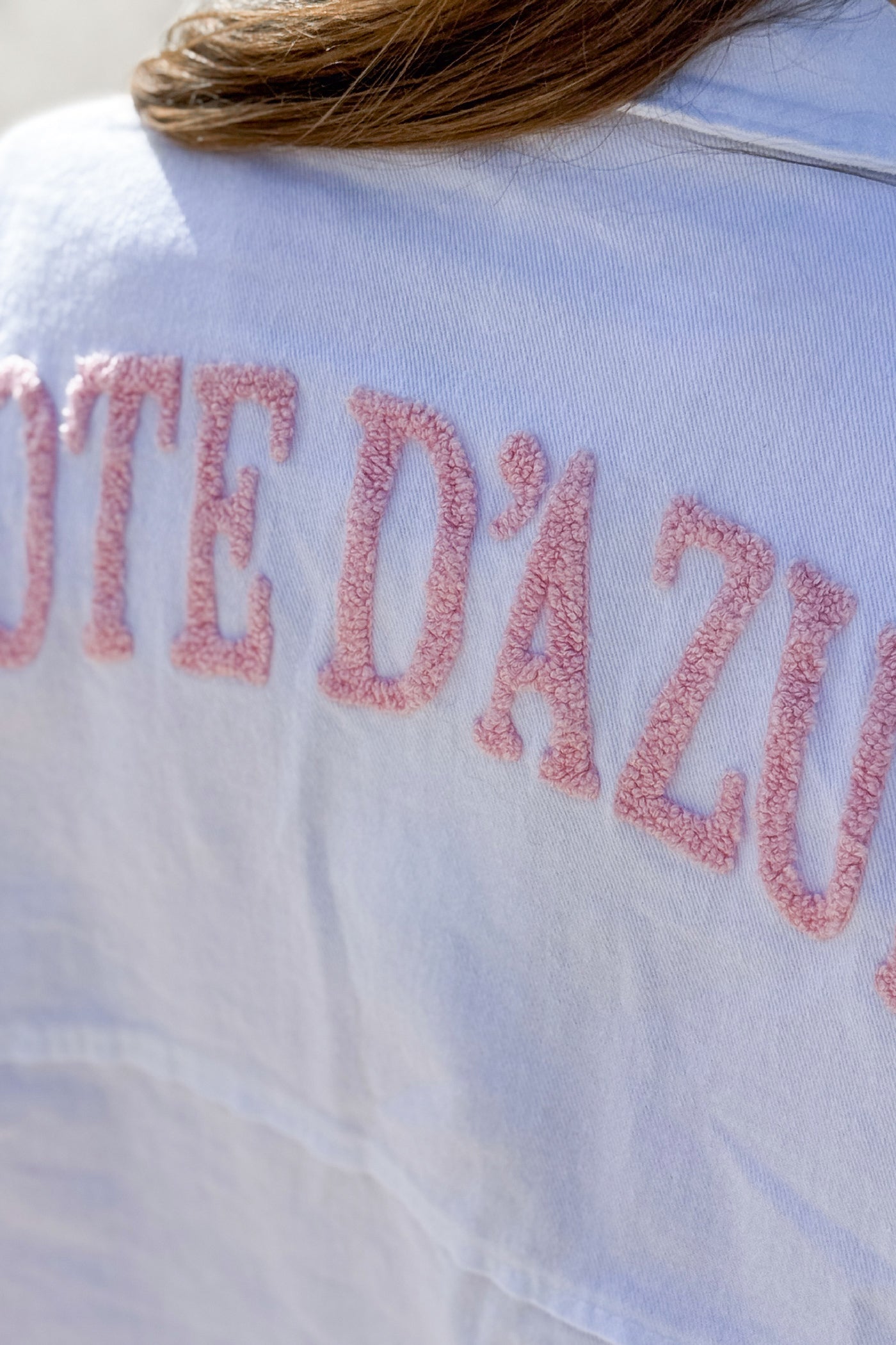 Veste en jean blanc broderie Côte d'Azur rose au dos
