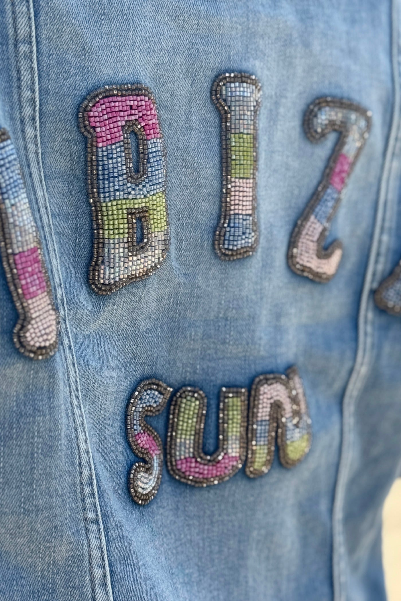 Veste en jean délavé broderie et Ibiza Club en perles colorées