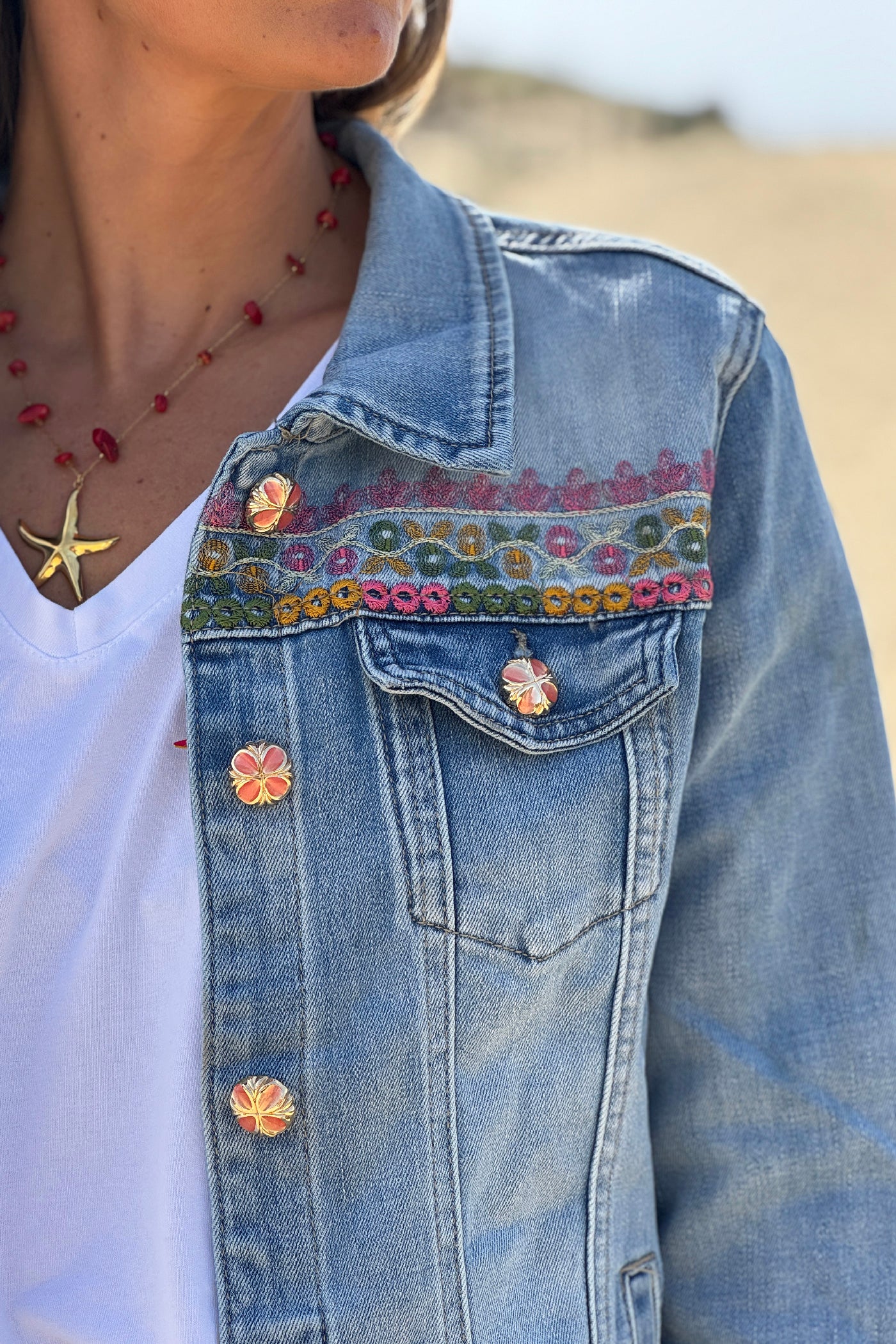 Veste en jean délavé broderie et Ibiza Club en perles colorées