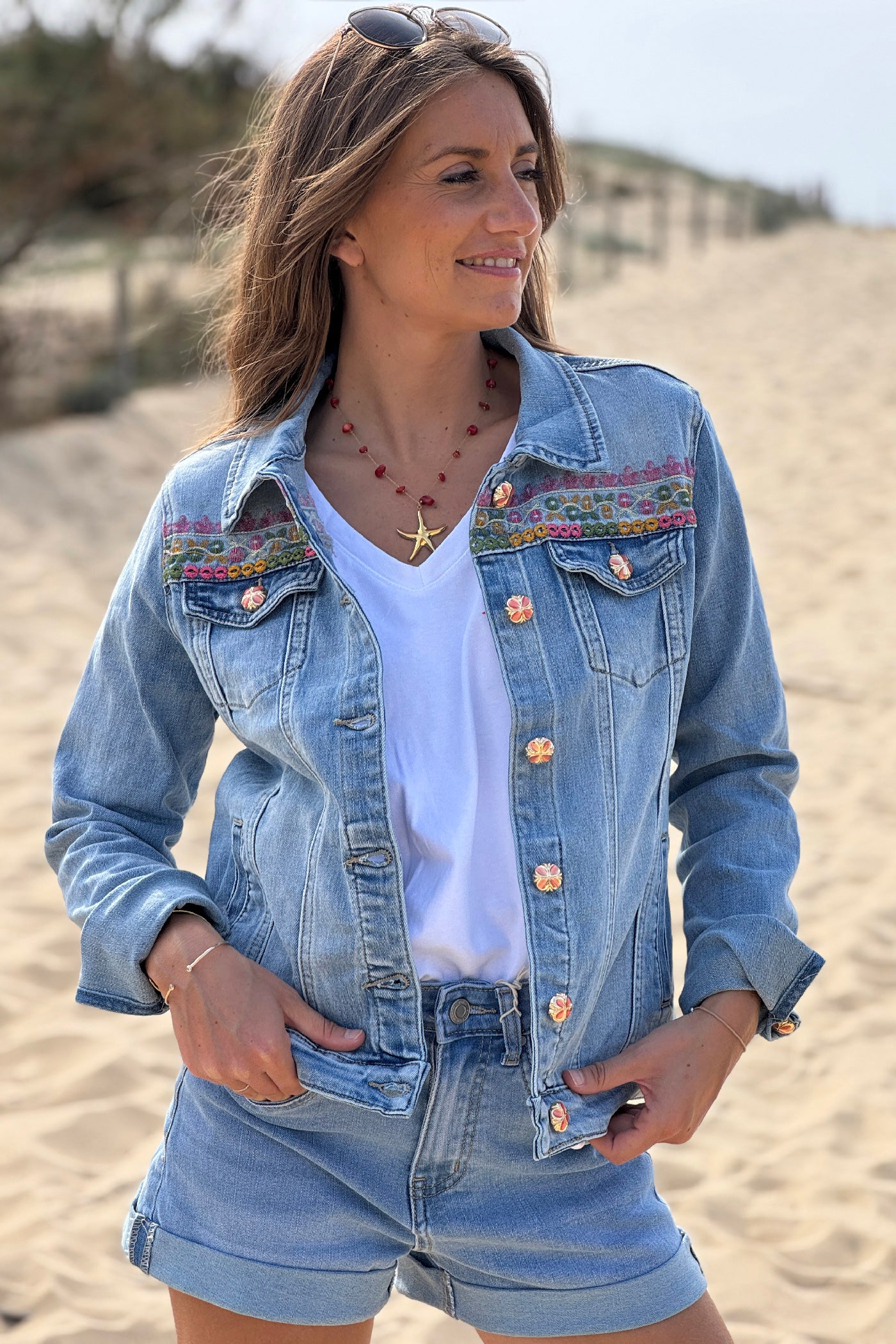 Veste en jean délavé broderie et Ibiza Club en perles colorées