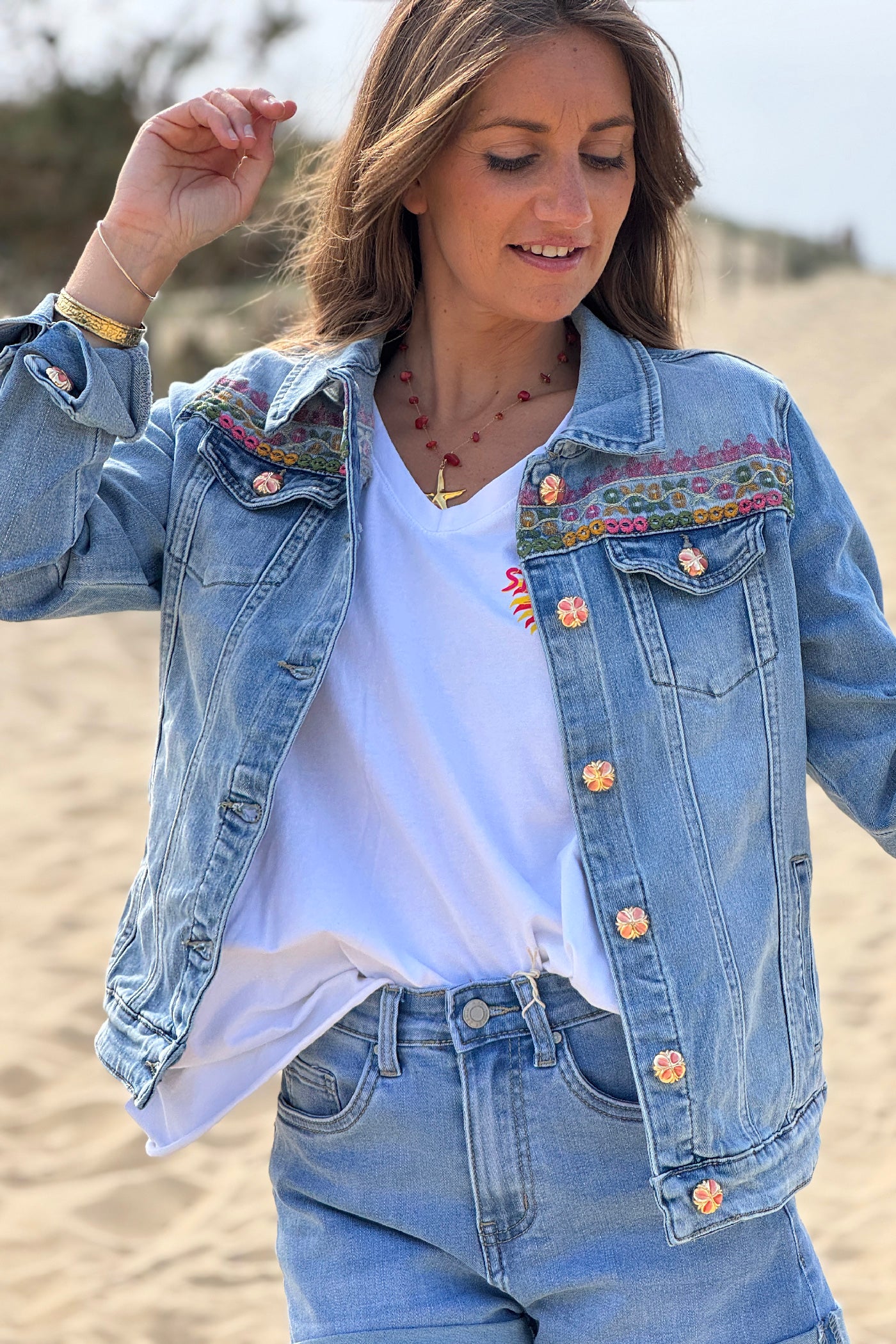 Veste en jean délavé broderie et Ibiza Club en perles colorées
