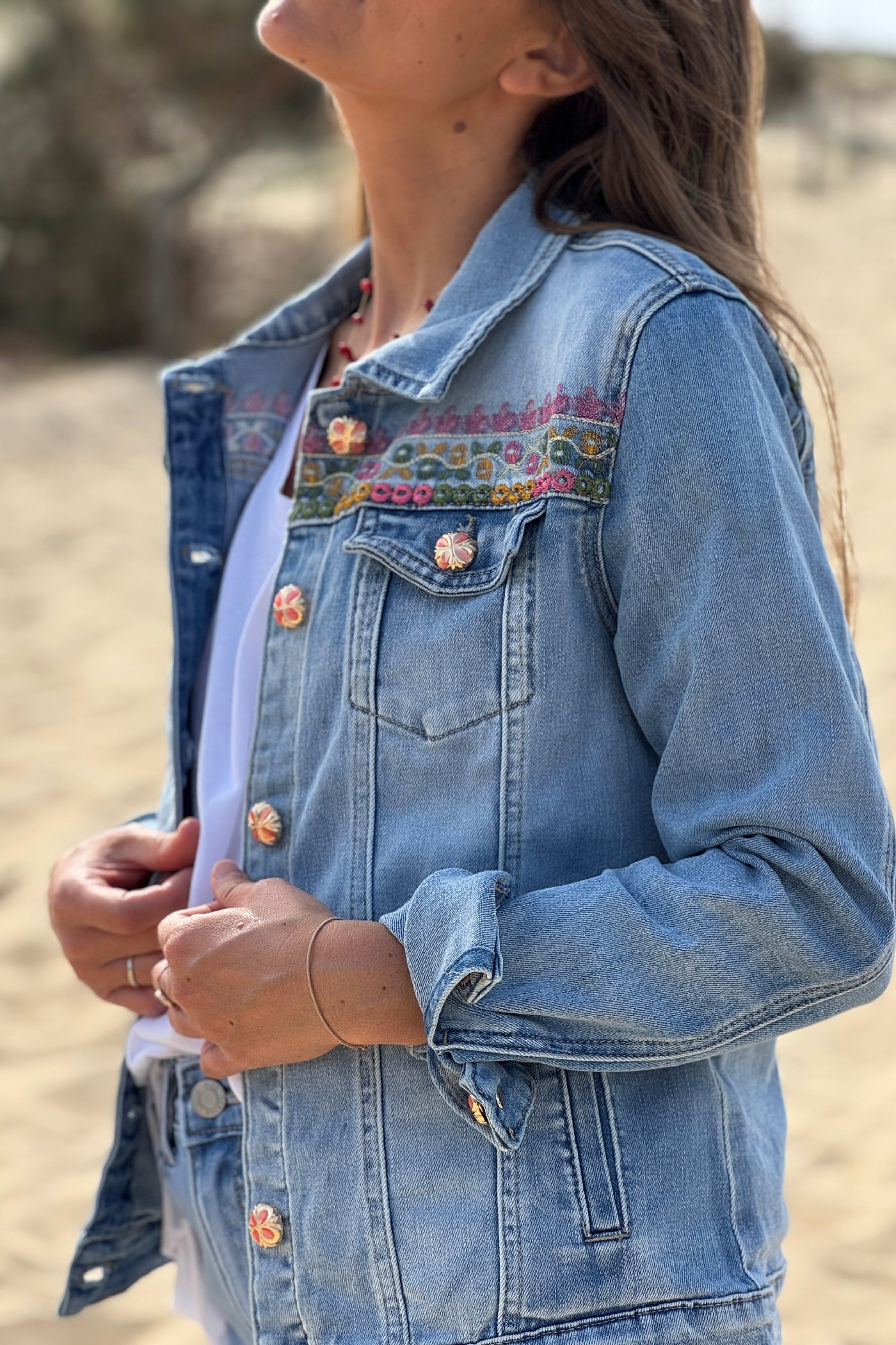 Veste en jean délavé broderie et Ibiza Club en perles colorées