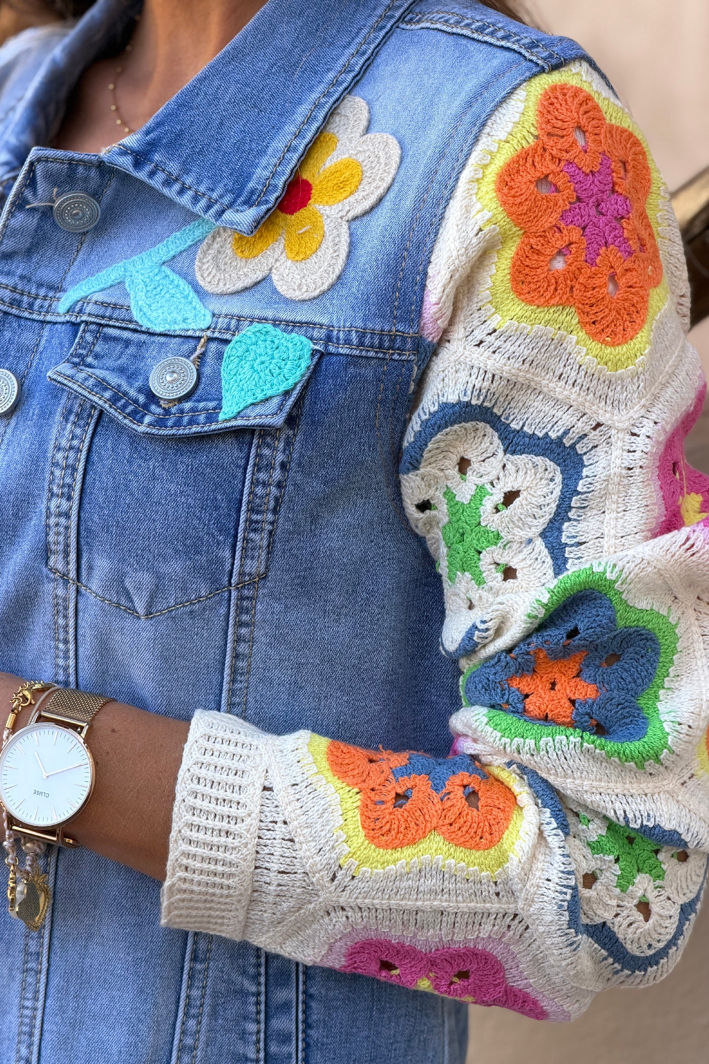 Veste en jean délavé manches crochet broderie fleurs colorées