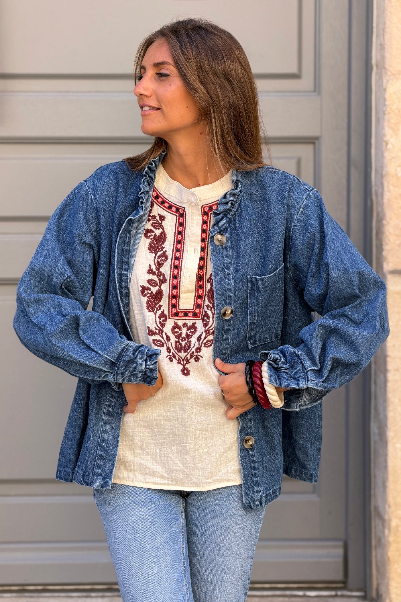 Veste en jean foncé col victorien montant à boutons écaille et poches