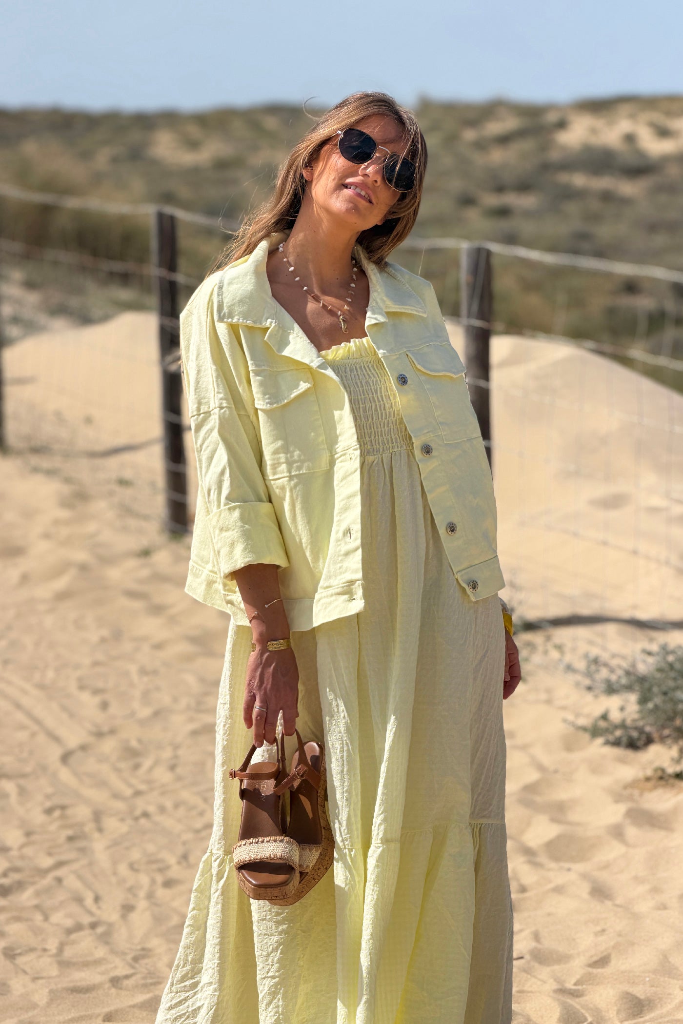 Veste en jean jaune pâle broderie Côte d'Azur rose au dos