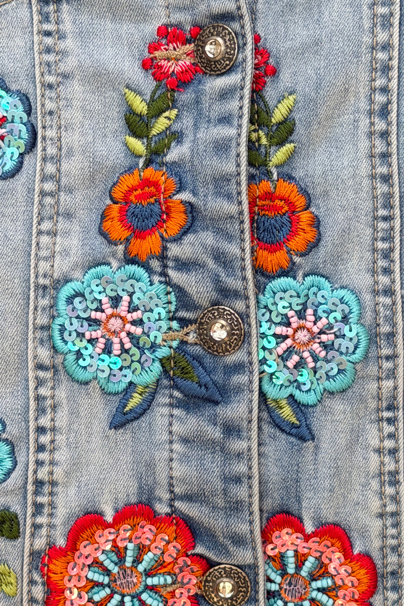Veste en jean sans manches broderie fleurs colorées et sequins