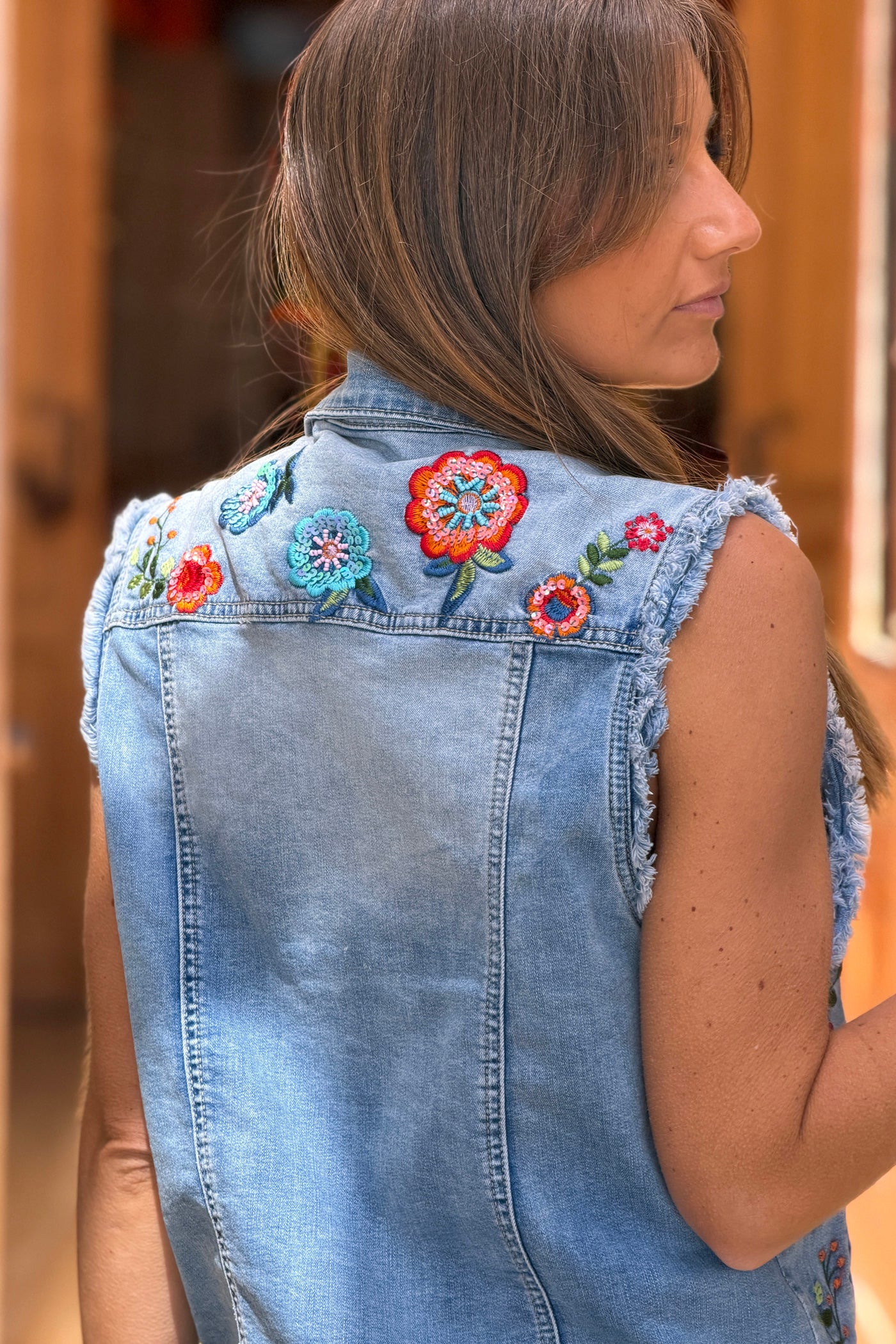 Veste en jean sans manches broderie fleurs colorées et sequins