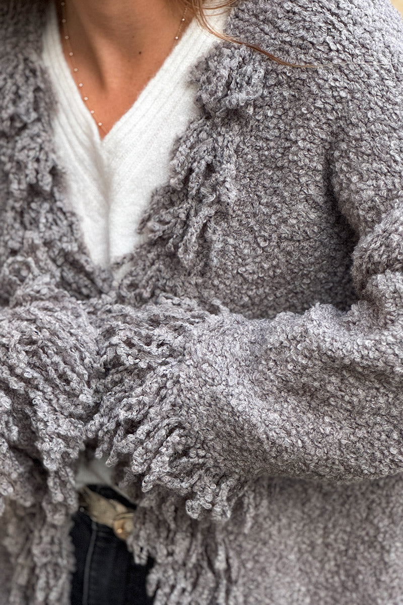 Veste en laine mélangée et alpaga grise maille bouclette franges aux manches et col