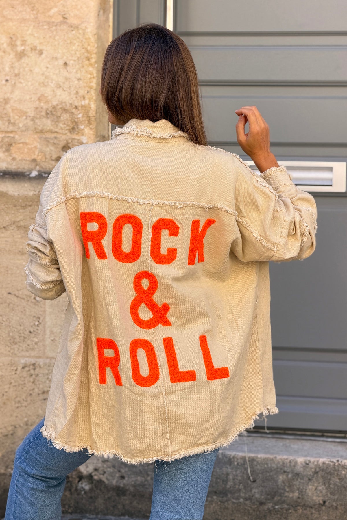 Veste en jean beige oversize finitions franges Rock and Roll en bouclettes orange