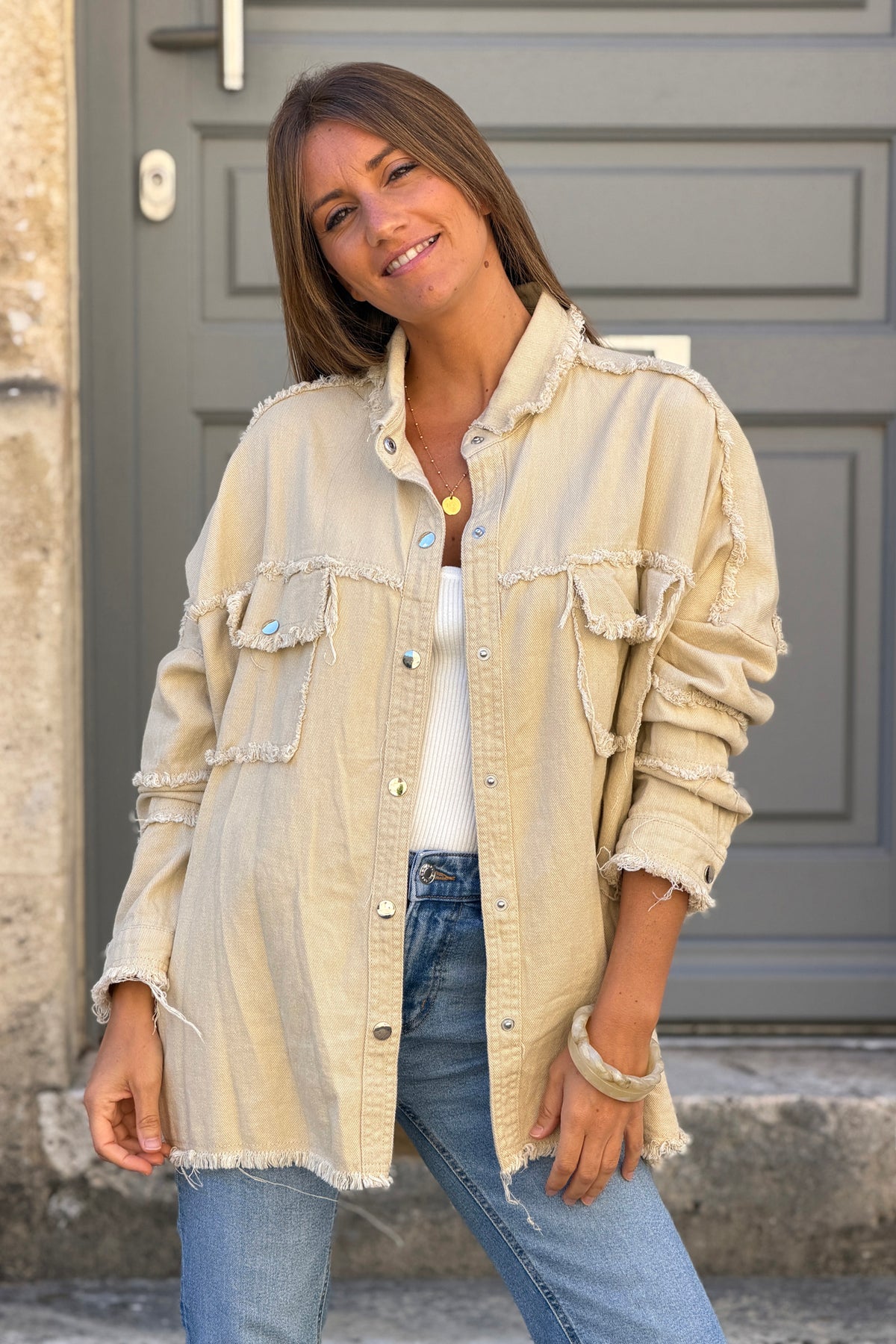 Veste en jean beige oversize finitions franges Rock and Roll en bouclettes orange