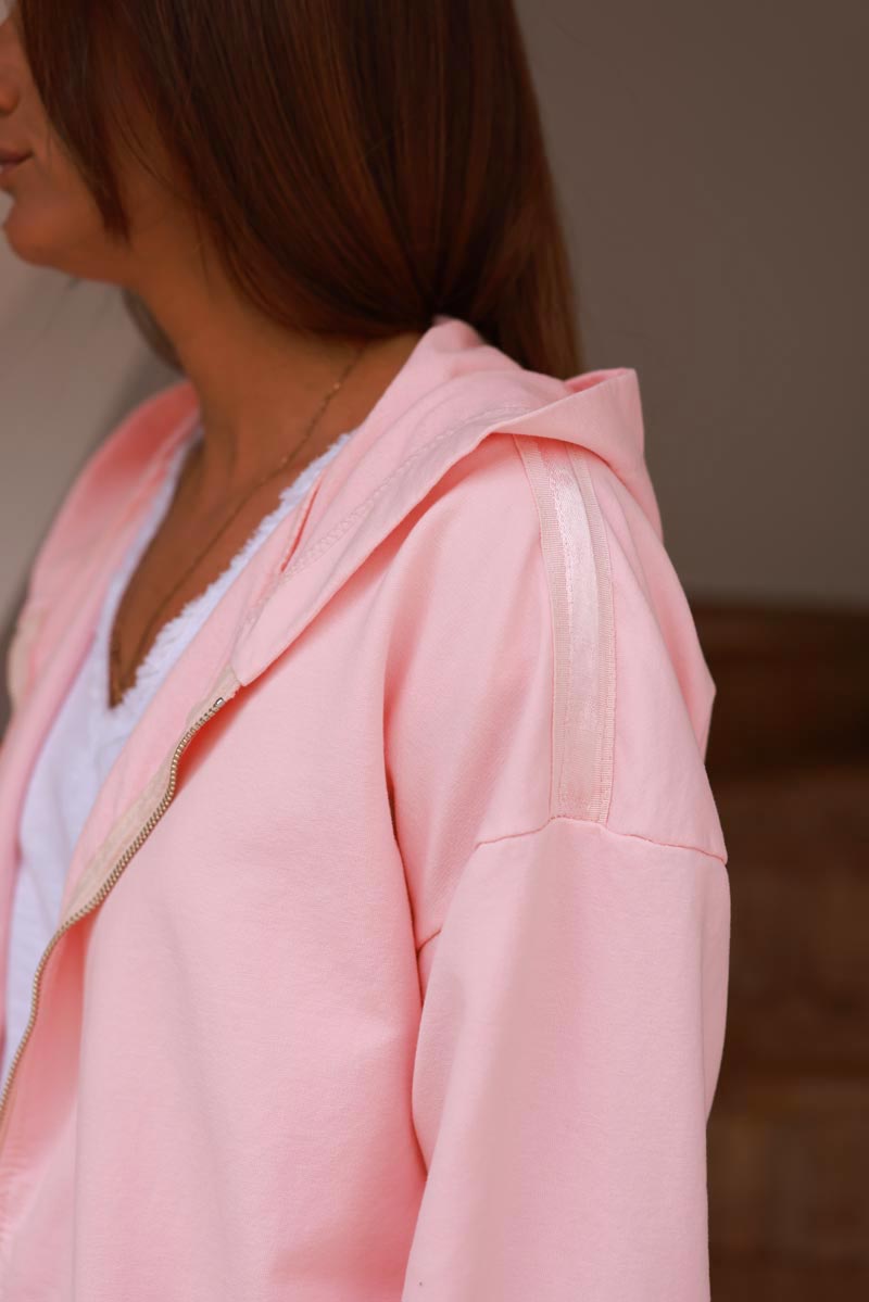 Veste rose pâle confort à capuche zippée liseré ruban satiné et poches