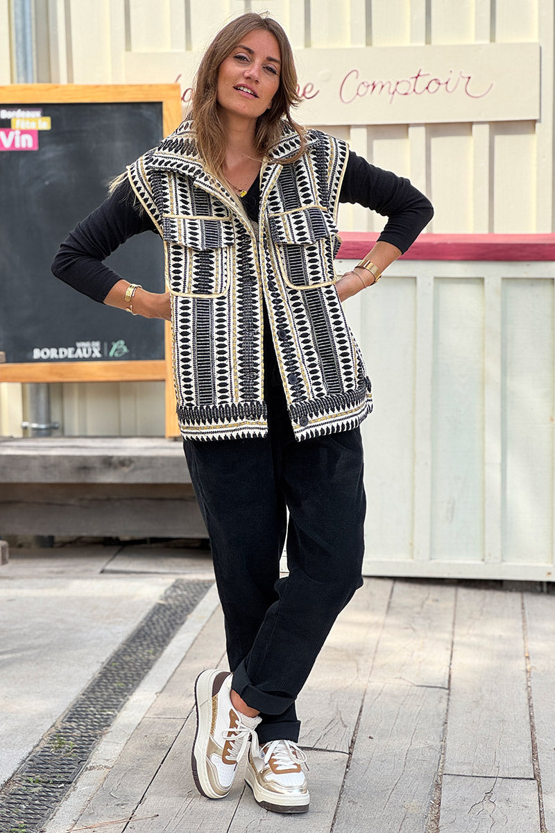Veste sans manches à boutons broderie aztèque noire et dorée avec poches