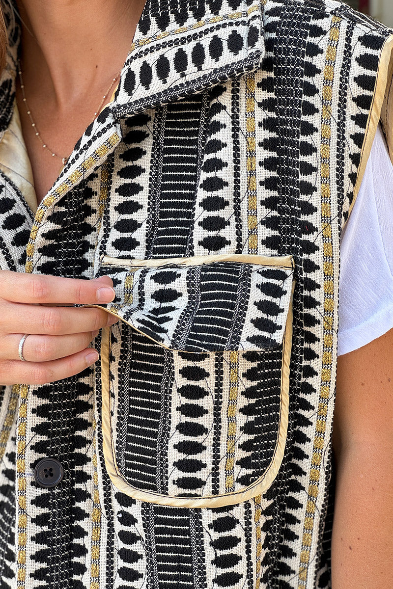 Veste sans manches à boutons broderie aztèque noire et dorée avec poches