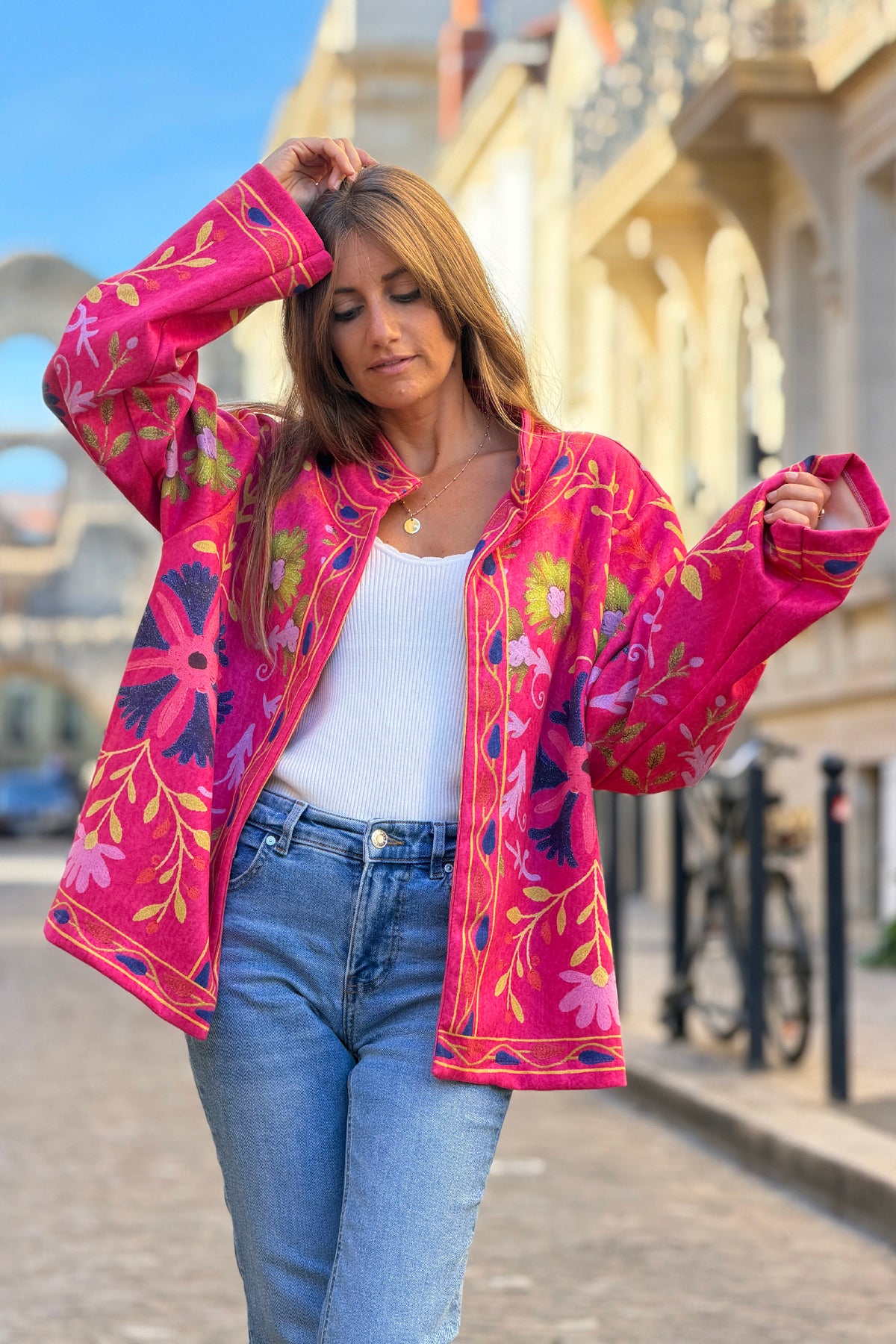 Veste souple en suédine fuchsia imprimé fleurs colorées effet broderie