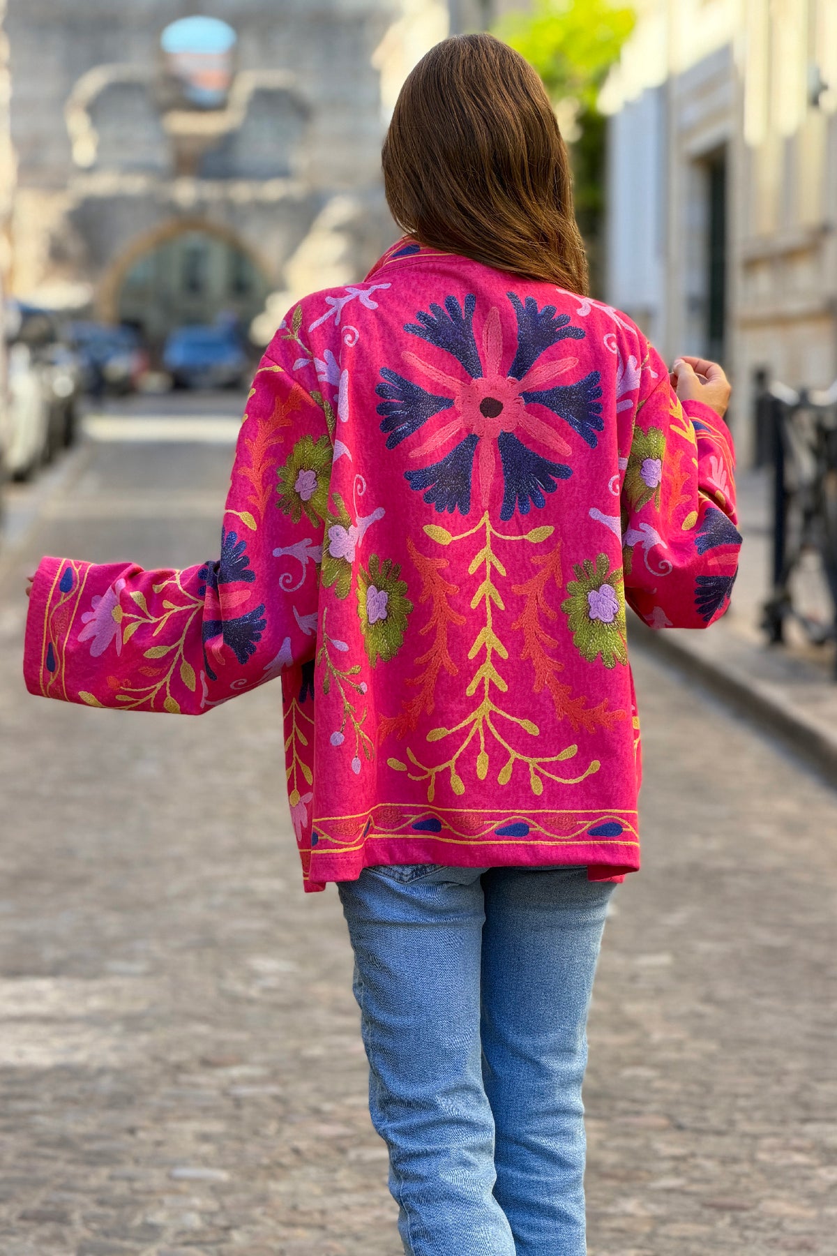 Veste souple en suédine fuchsia imprimé fleurs colorées effet broderie