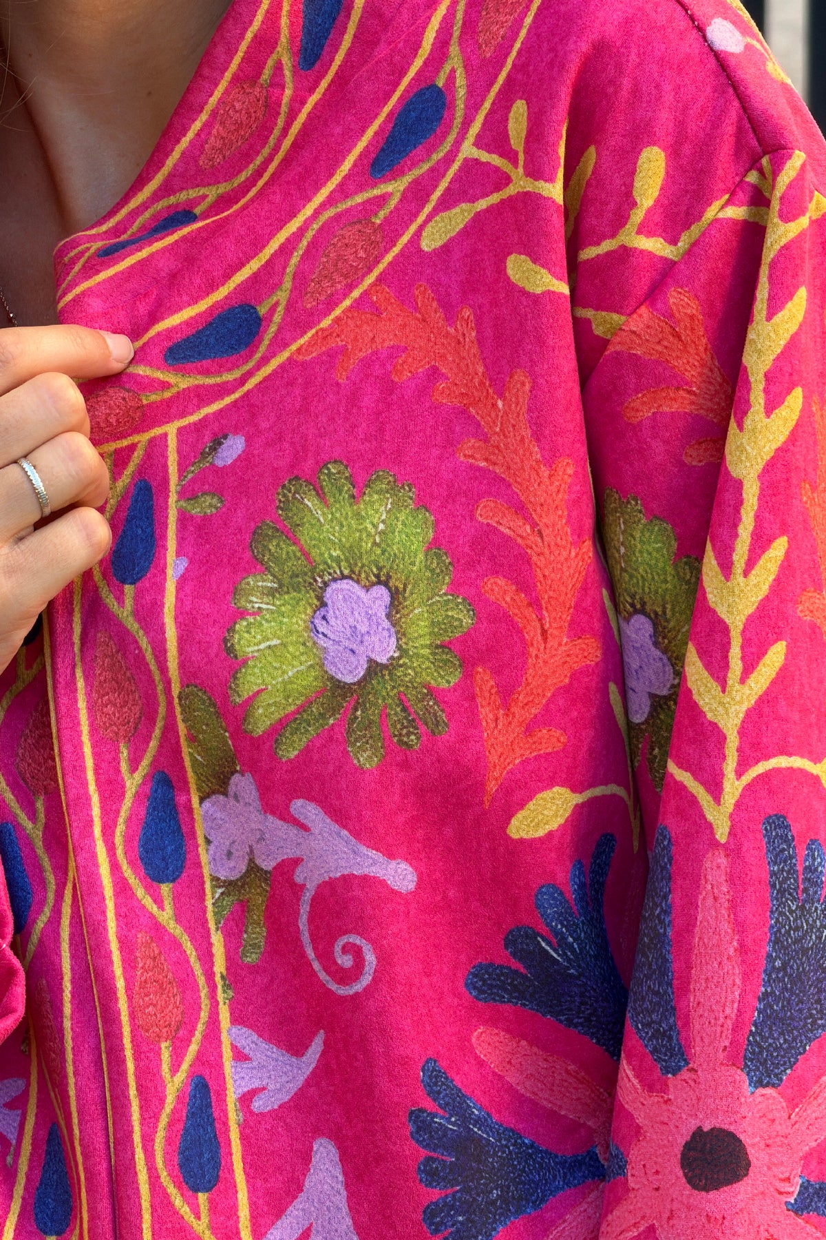 Veste souple en suédine fuchsia imprimé fleurs colorées effet broderie