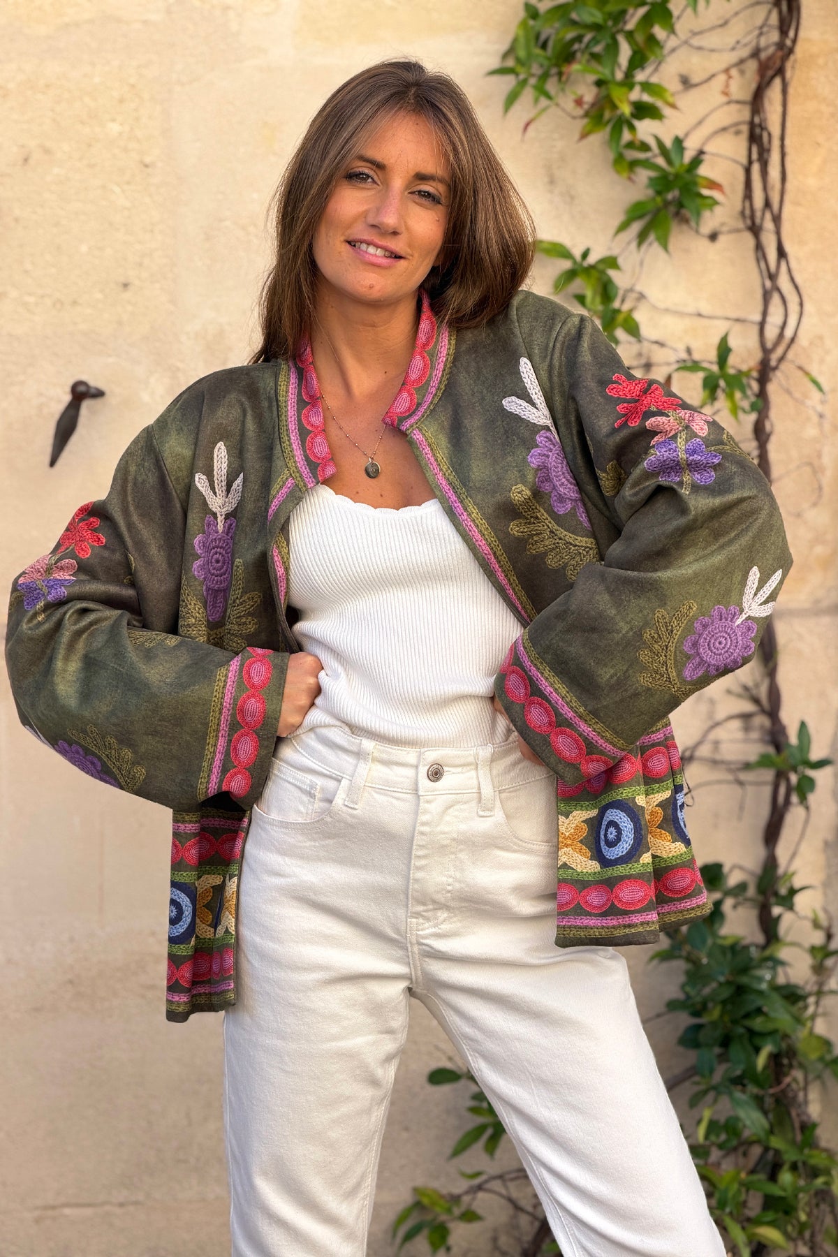 Veste souple en suédine kaki imprimé fleurs colorées effet broderie