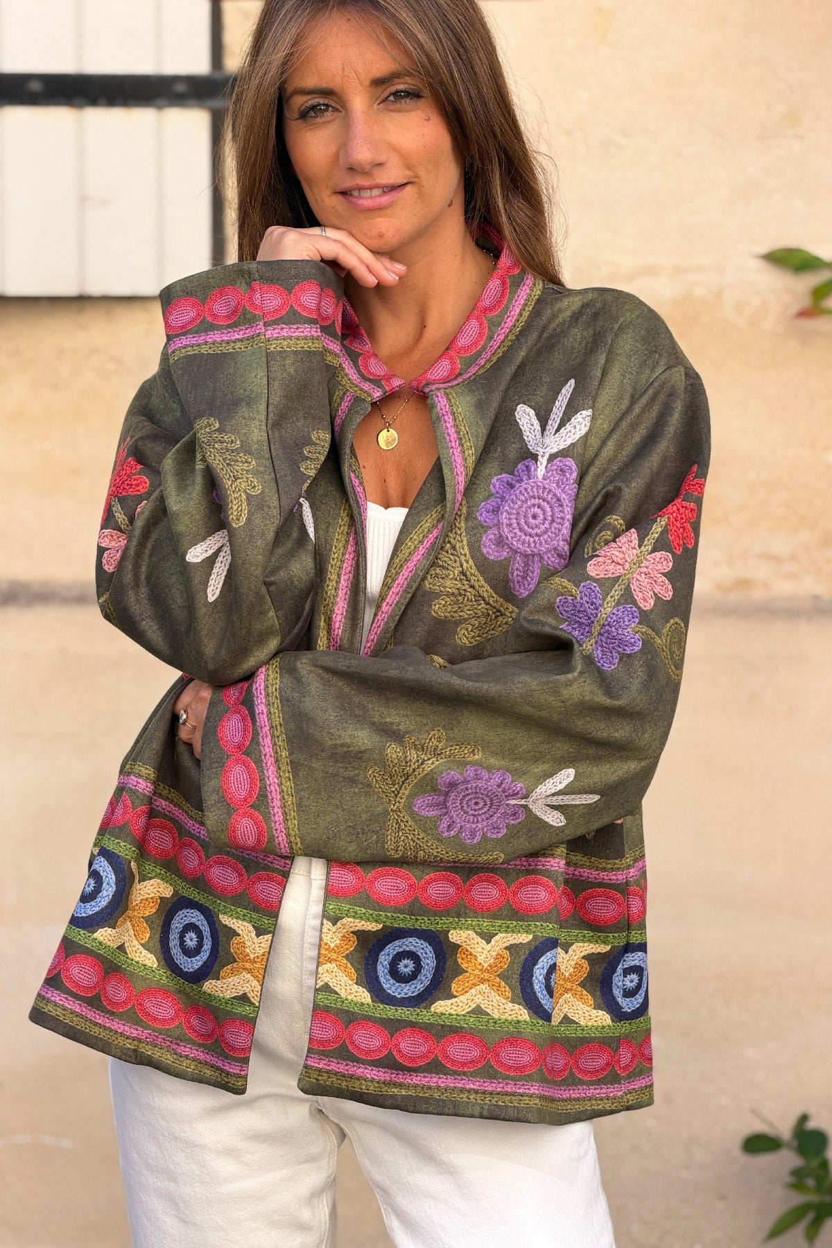 Veste souple en suédine kaki imprimé fleurs colorées effet broderie