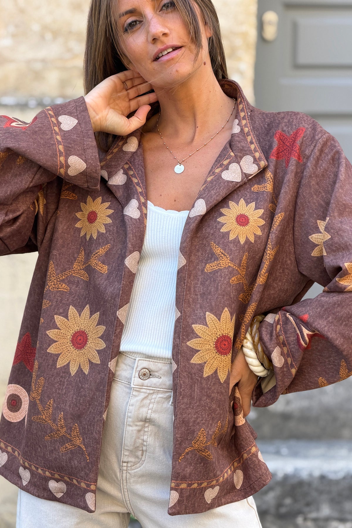 Veste souple en suédine marron imprimé fleurs et œil effet broderie
