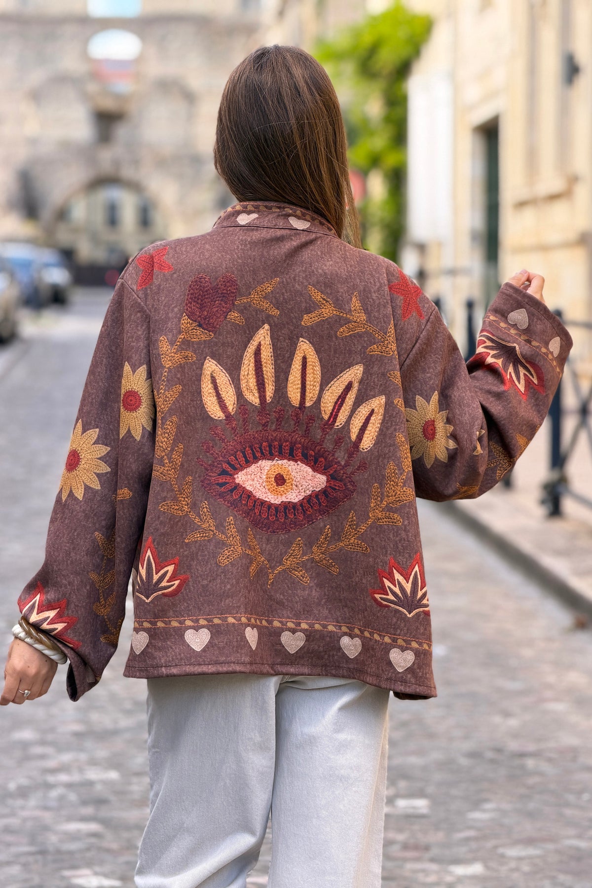 Veste souple en suédine marron imprimé fleurs et œil effet broderie