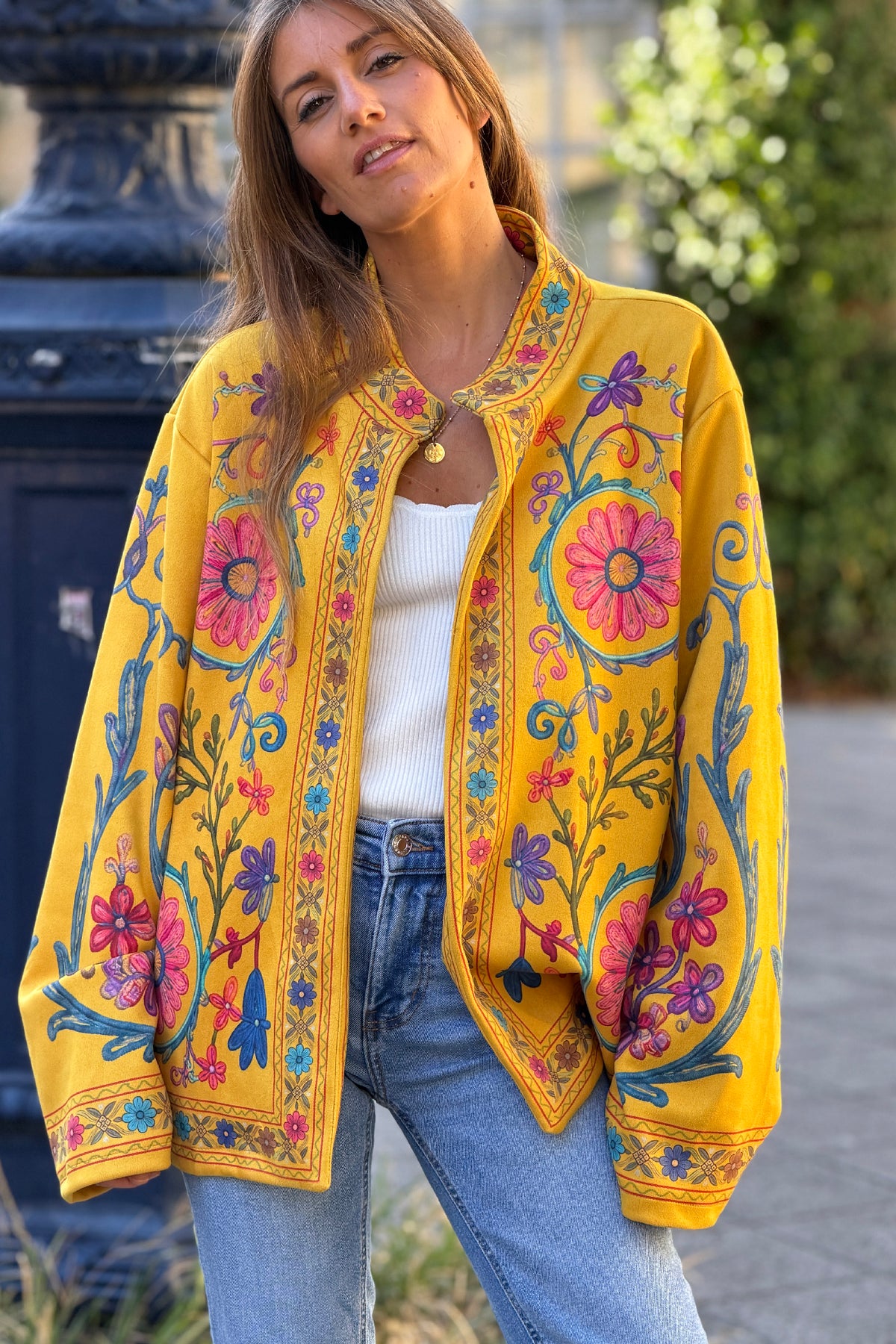 Veste souple en suédine moutarde imprimé arabesques et fleurs effet broderie