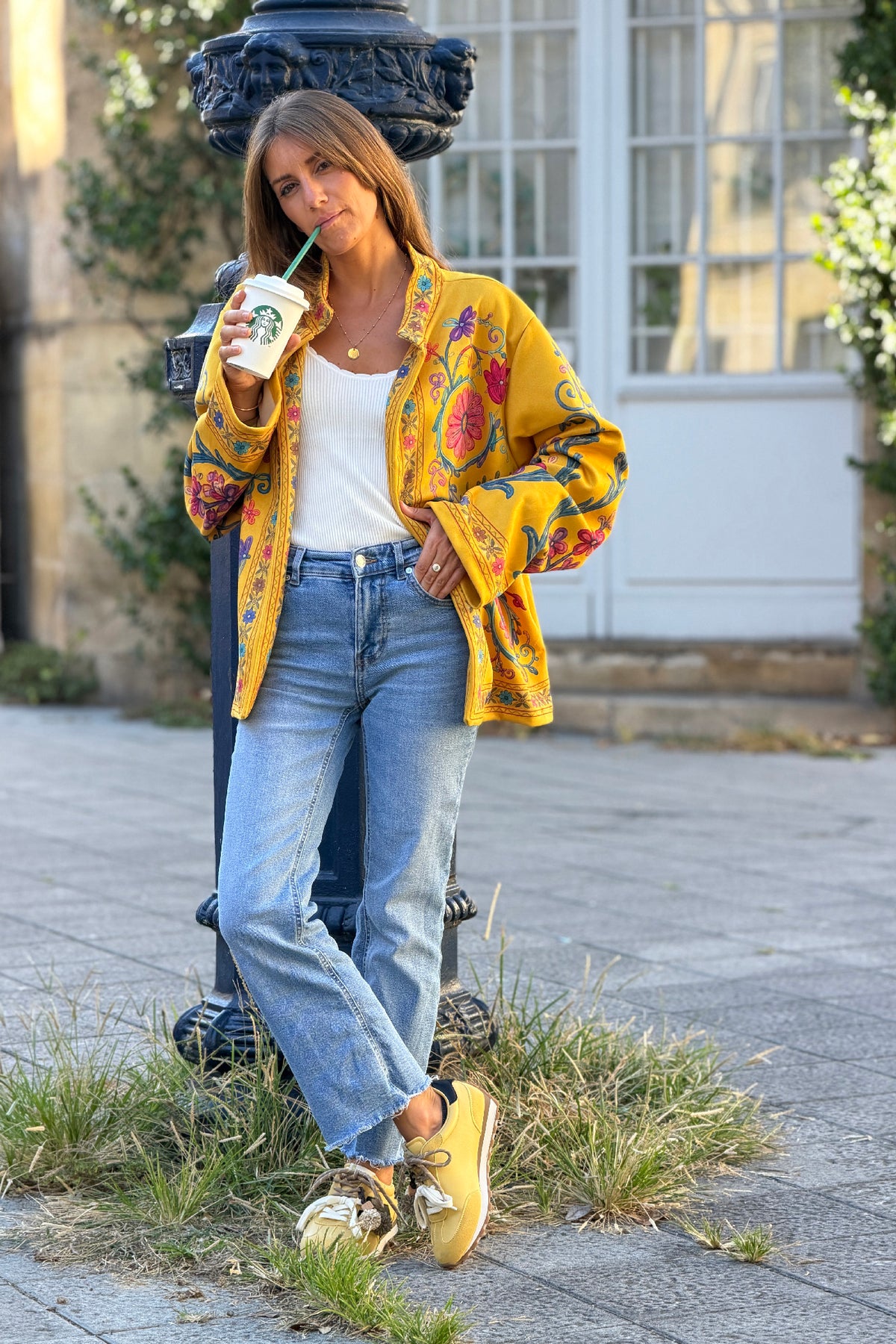 Veste souple en suédine moutarde imprimé arabesques et fleurs effet broderie