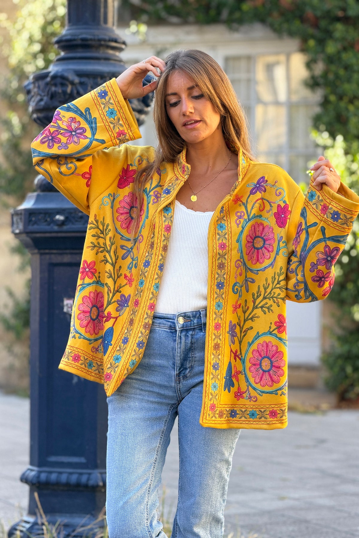 Veste souple en suédine moutarde imprimé arabesques et fleurs effet broderie