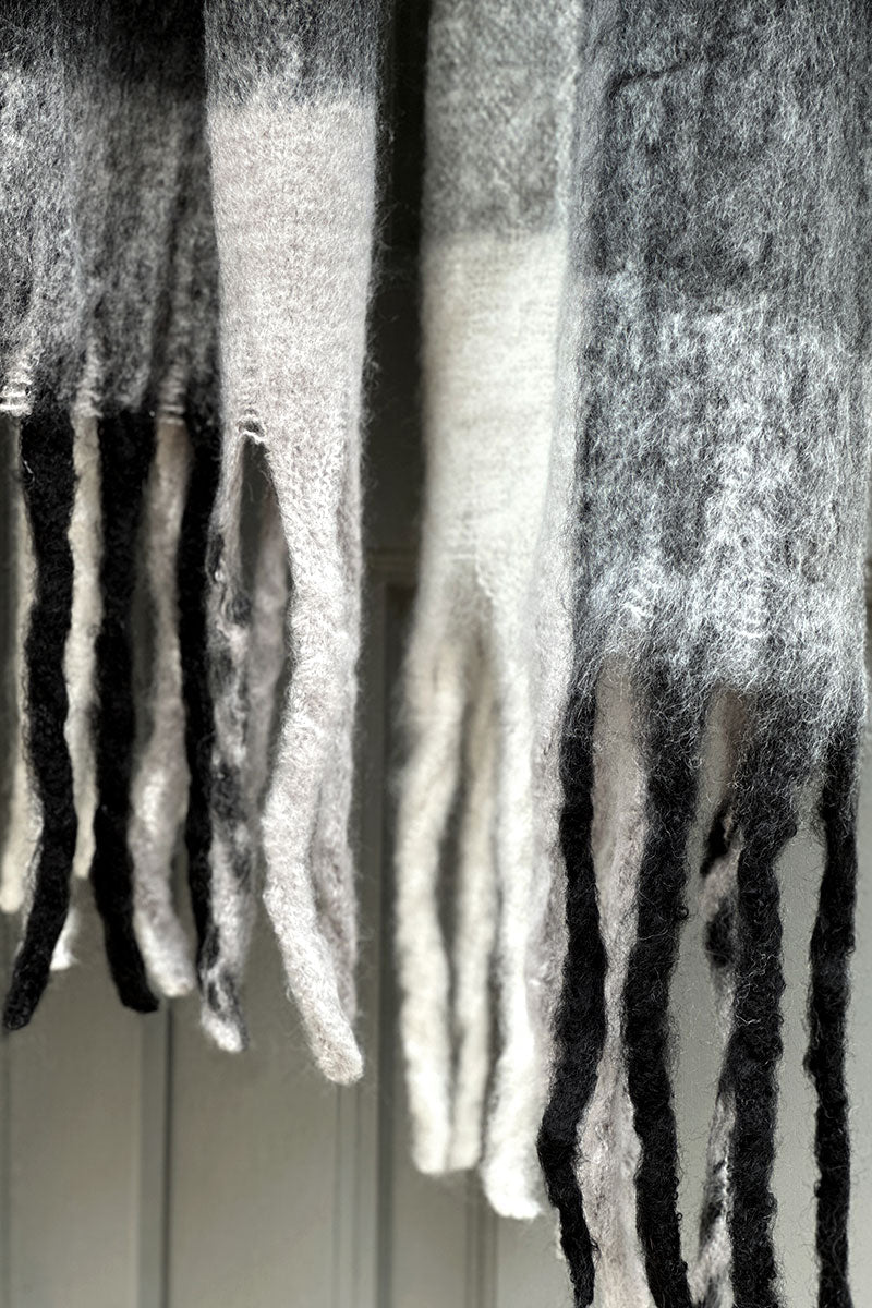 Echarpe toute douce à carreaux noir et gris avec franges