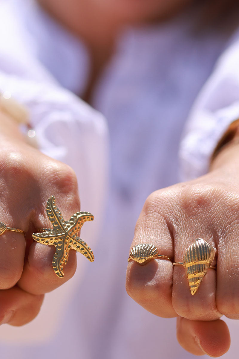 Bague ajustable dorée coquillage coque texturé
