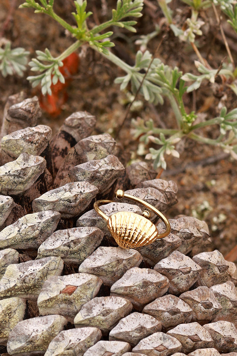 Bague ajustable dorée coquillage coque texturé