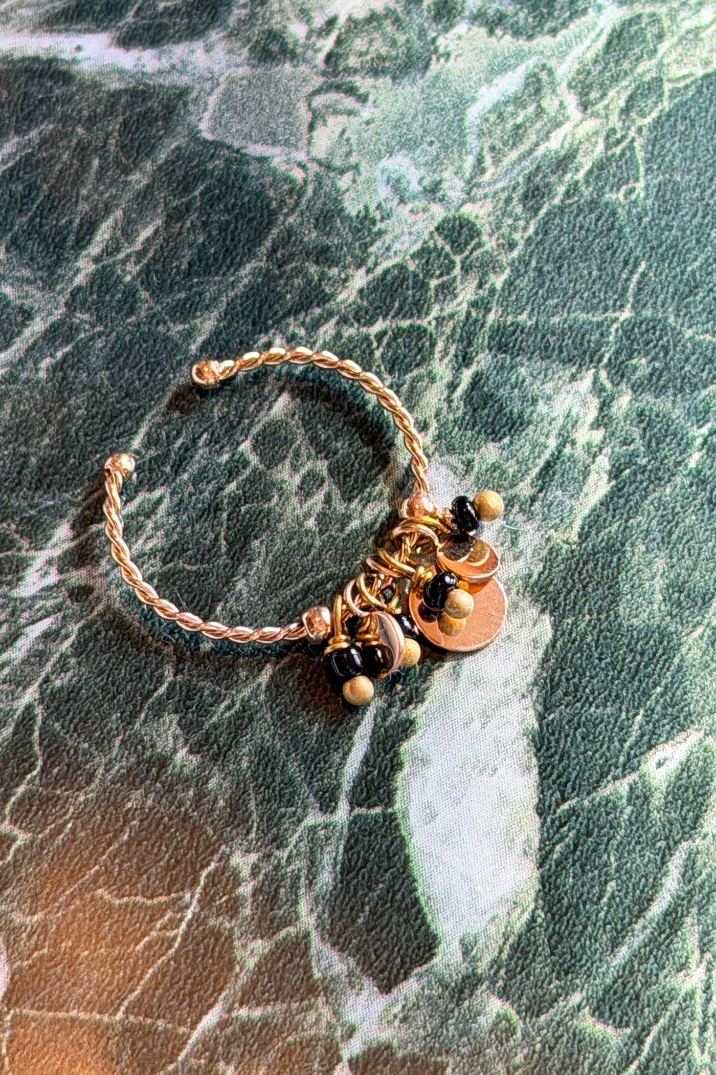 Bague fine dorée avec petites breloques et perles noires
