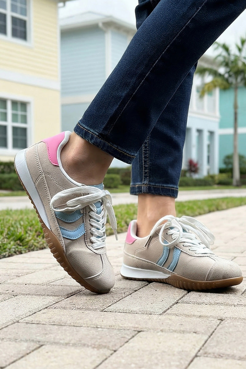 Baskets beige effet suédine rayures bleu ciel et talon rose