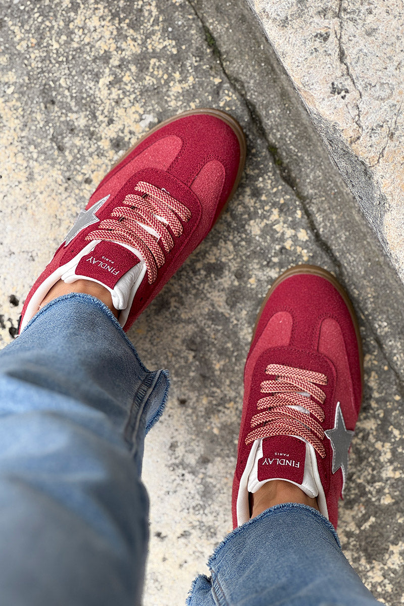Zapatillas de ante rojo burdeos con una estrella plateada