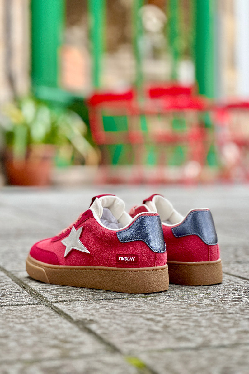 Zapatillas de ante rojo burdeos con una estrella plateada